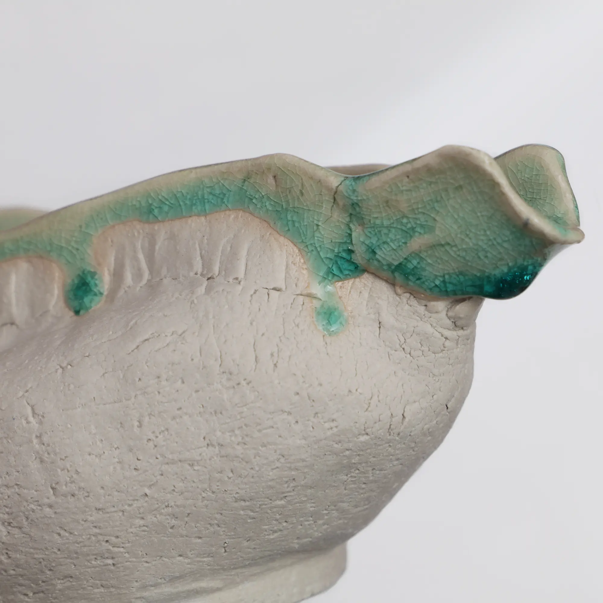 Nahaufnahme Keramik Tee Kanne Blumen Vase weiss tuerkis craquelee abstrakt Kunst Deko Art