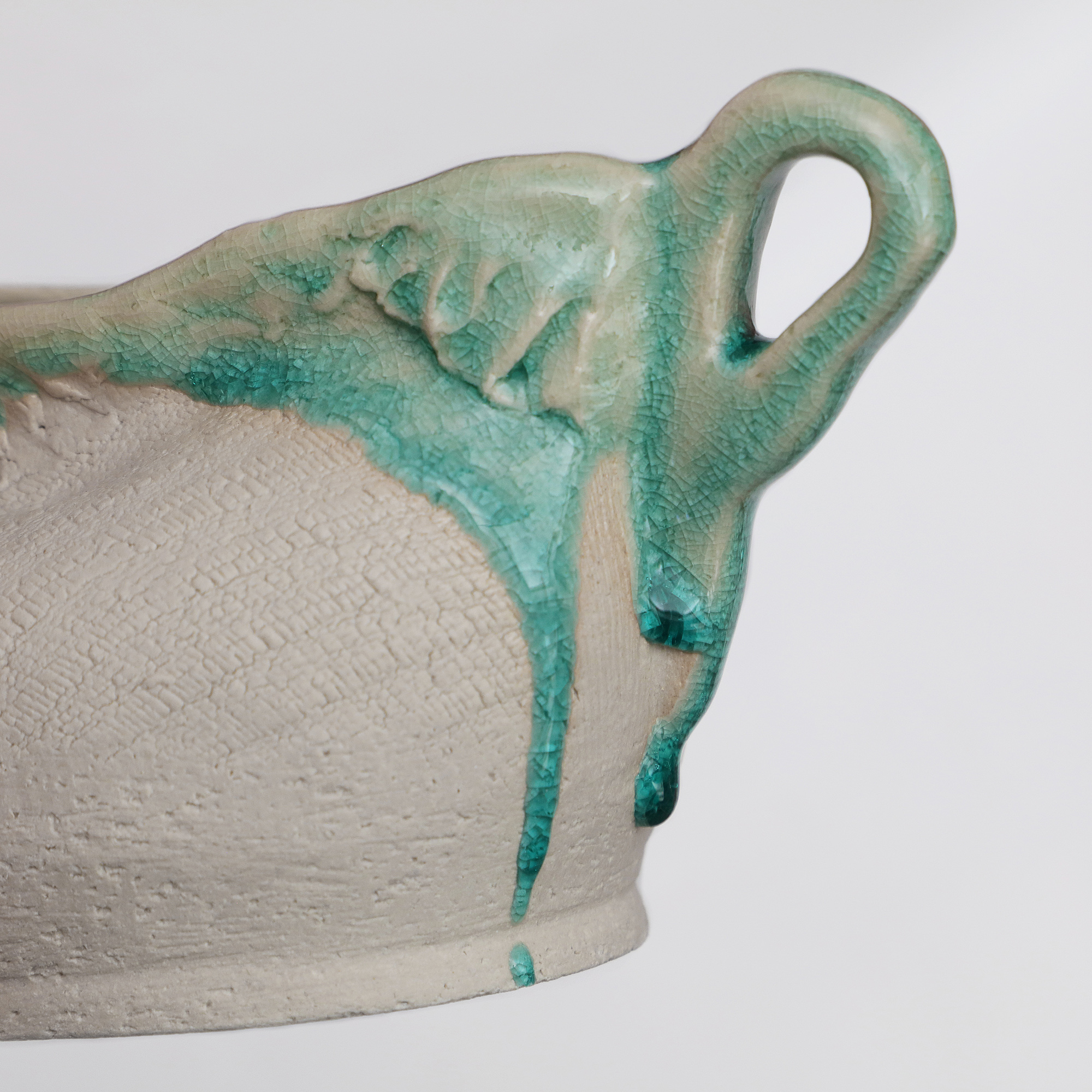 Nahaufnahme Keramik Tee Kanne Blumen Vase weiss tuerkis craquelee abstrakt Kunst Deko Art