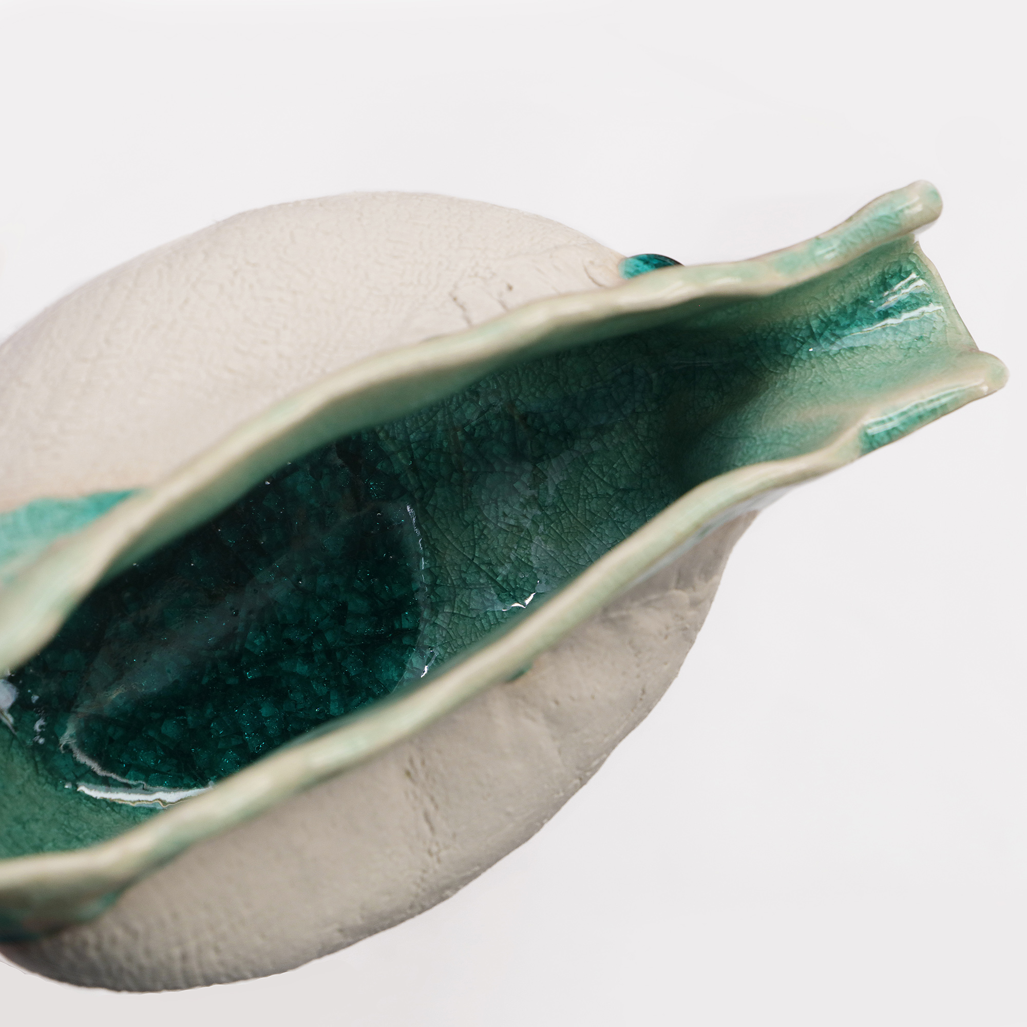 Nahaufnahme Keramik Tee Kanne Blumen Vase weiss tuerkis craquelee abstrakt Kunst Deko Art