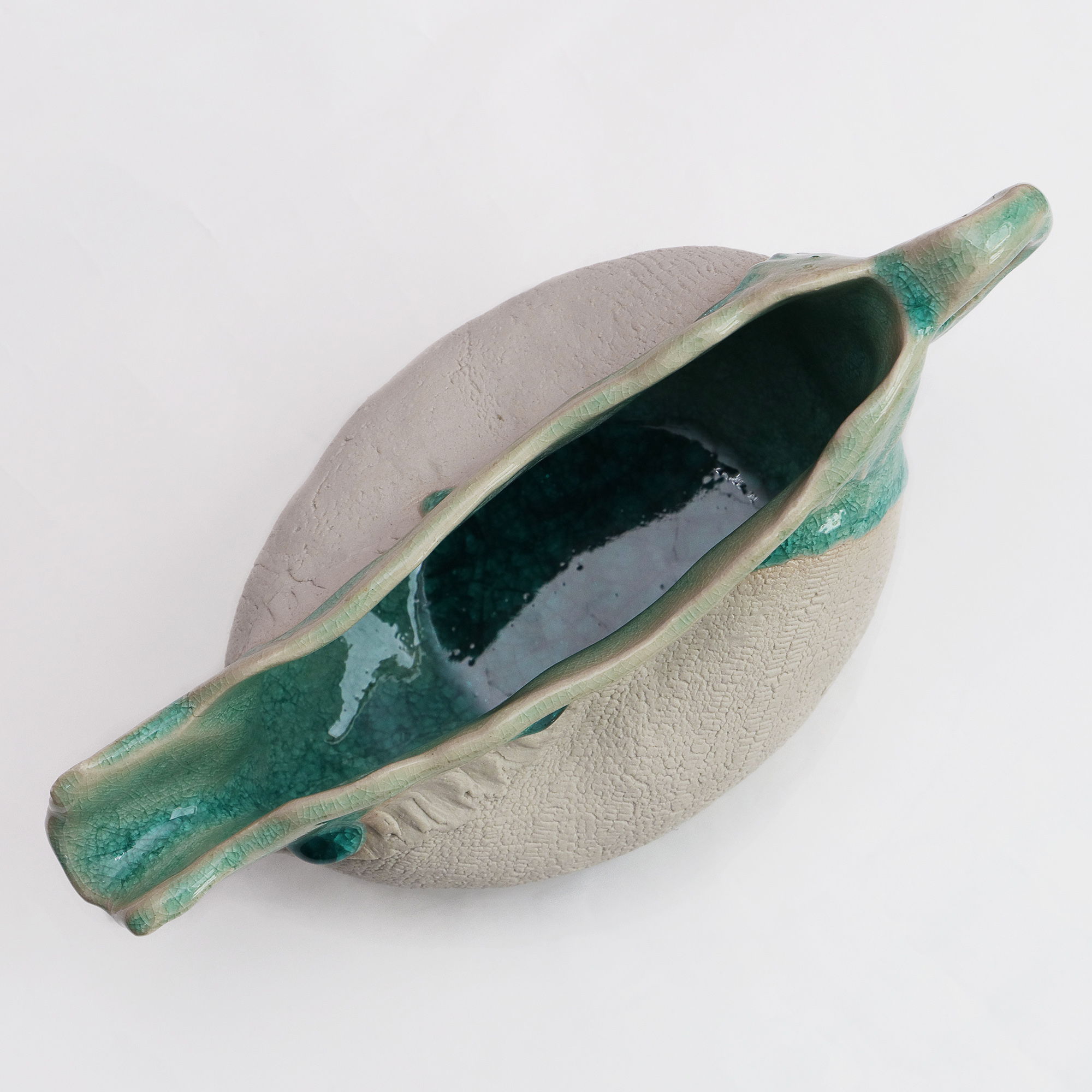 Nahaufnahme Keramik Tee Kanne Blumen Vase weiss tuerkis craquelee abstrakt Kunst Deko Art