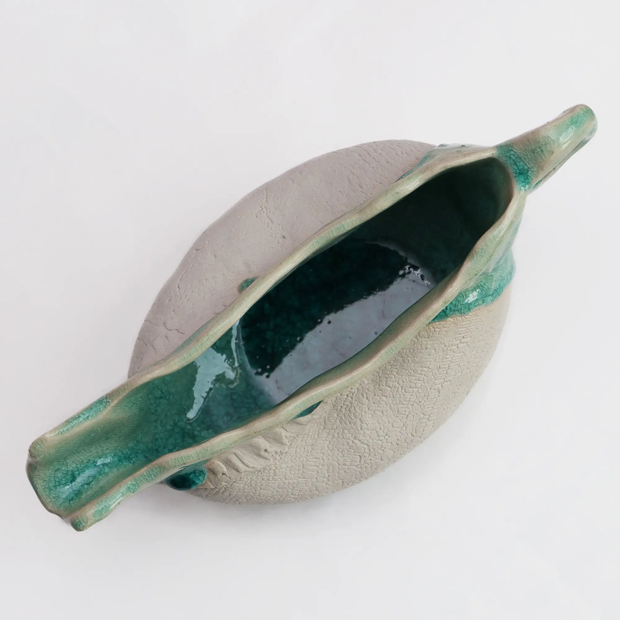 Nahaufnahme Keramik Tee Kanne Blumen Vase weiss tuerkis craquelee abstrakt Kunst Deko Art