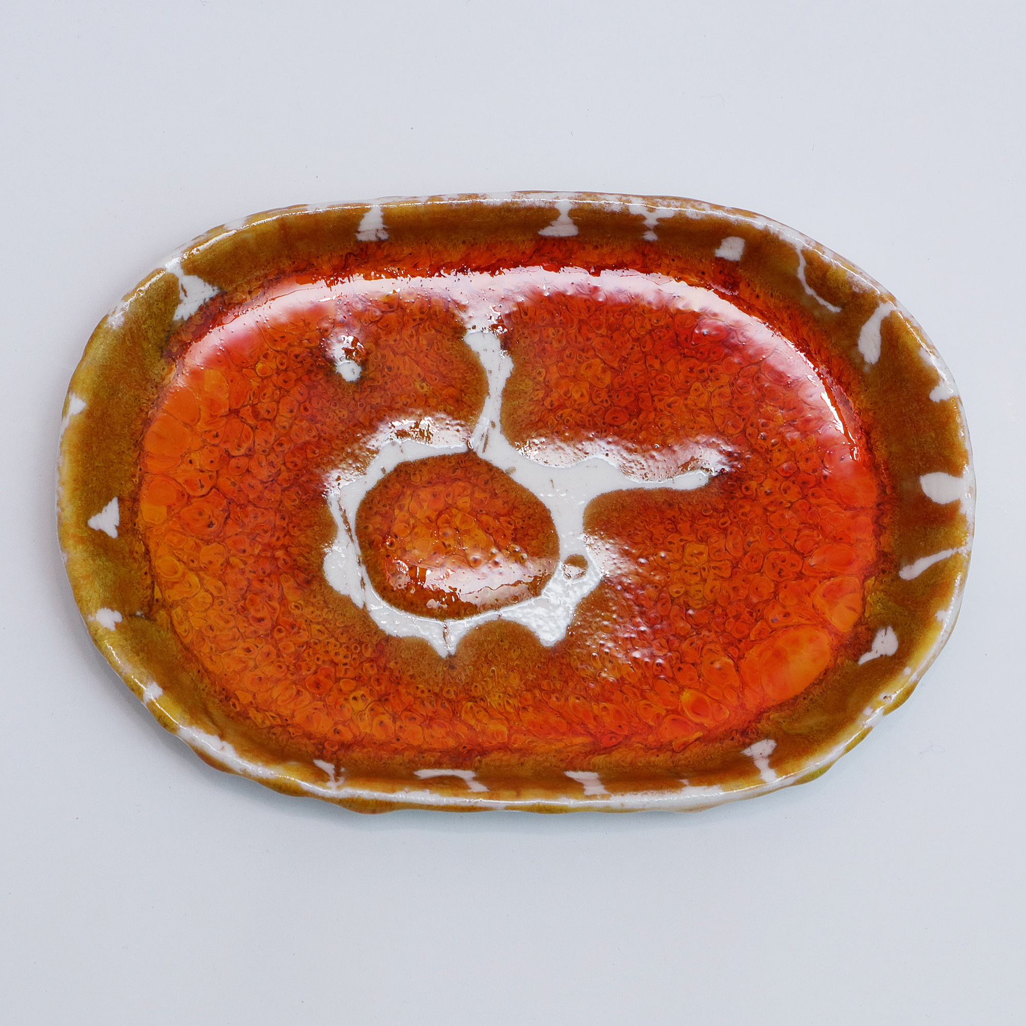 Nahaufnahme XS kleine ovale Weichporzellan Schale orange weiss Deko Kunst abstrakt festlich