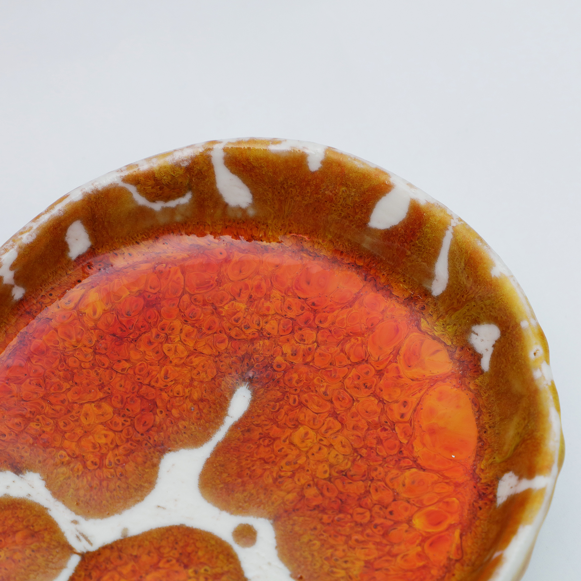 Nahaufnahme XS kleine ovale Weichporzellan Schale orange weiss Deko Kunst abstrakt festlich