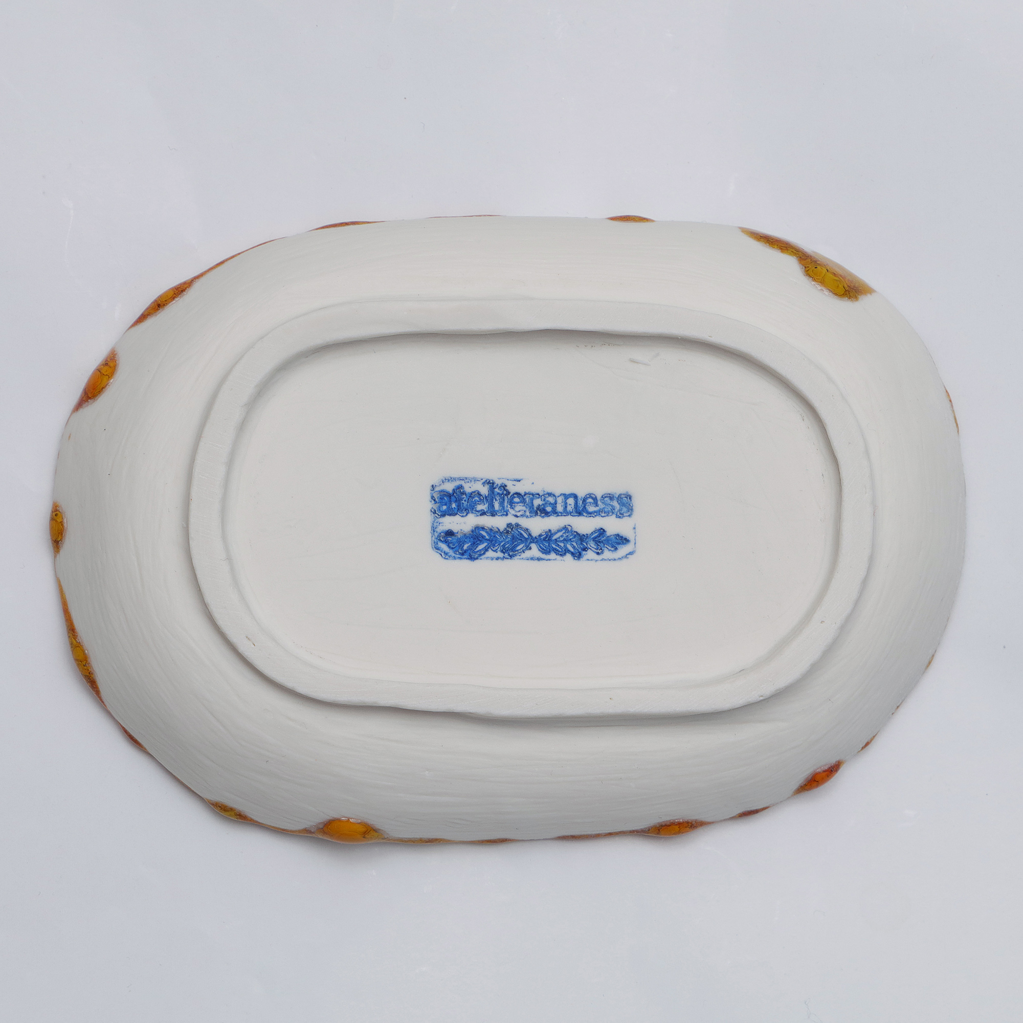 Nahaufnahme XS kleine ovale Weichporzellan Schale orange weiss Deko Kunst abstrakt festlich