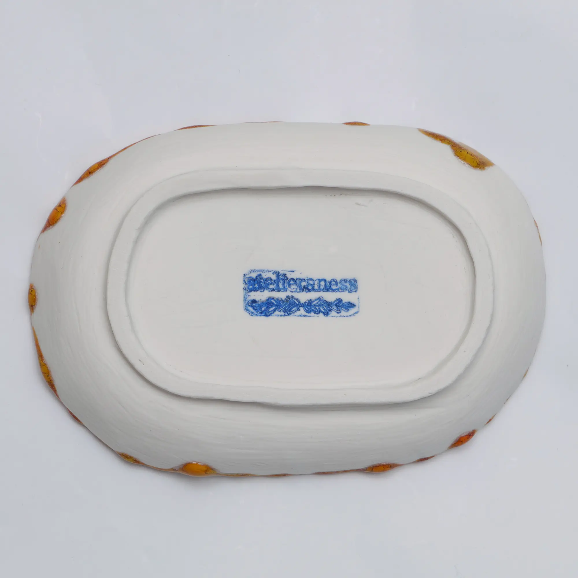 Nahaufnahme XS kleine ovale Weichporzellan Schale orange weiss Deko Kunst abstrakt festlich