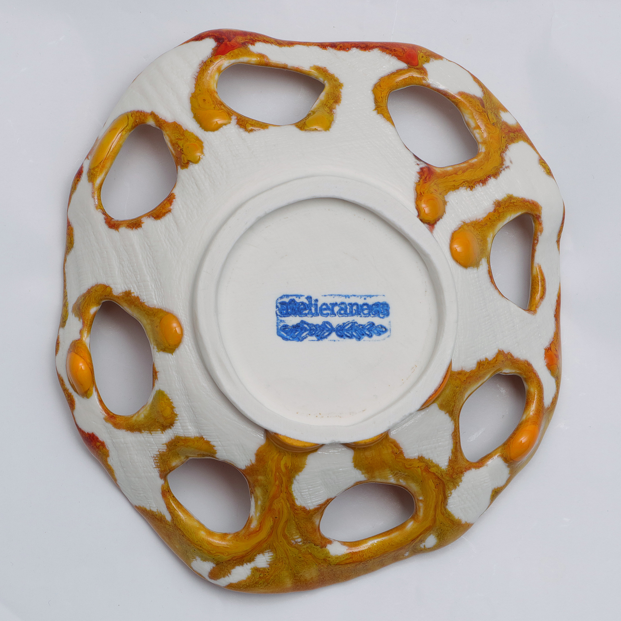 Nahaufnahme XS kleine runde Weichporzellan Schale orange weiss Deko Kunst abstrakt festlich