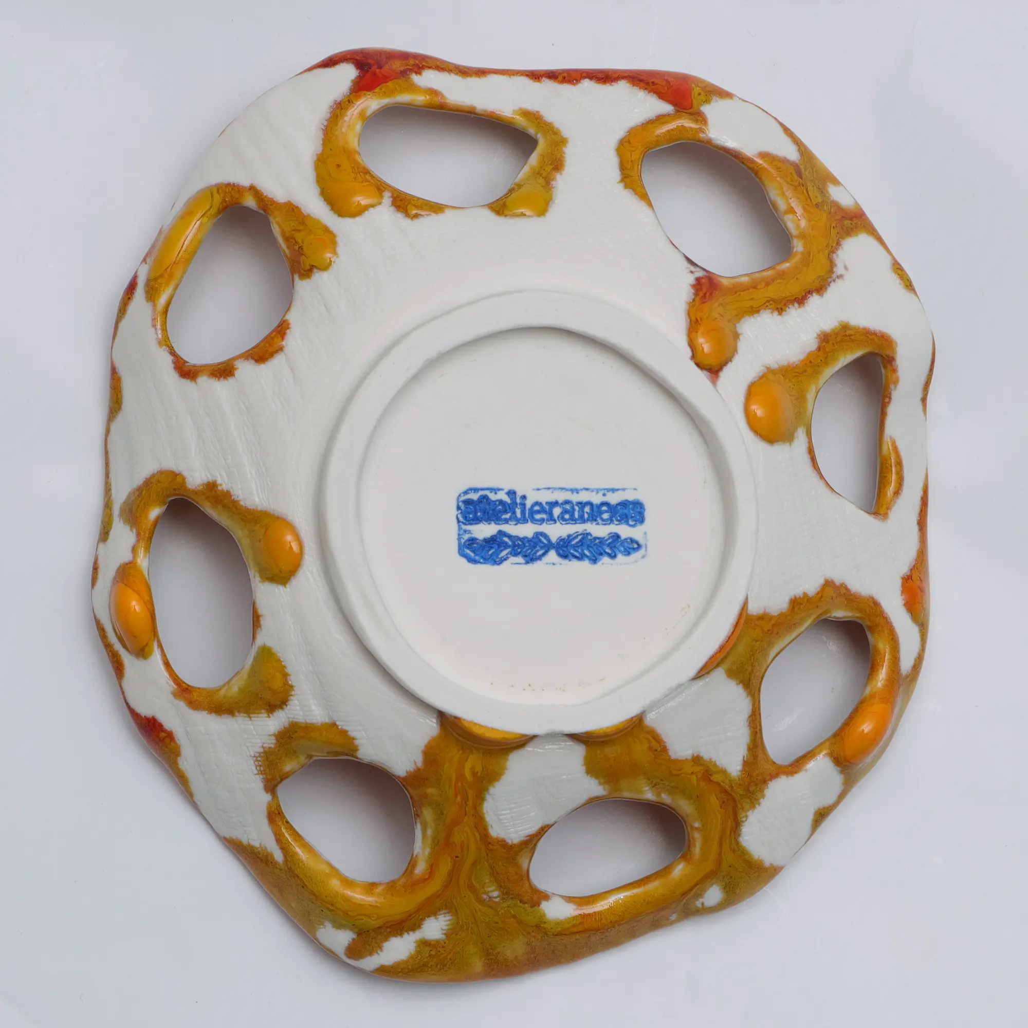 Nahaufnahme XS kleine runde Weichporzellan Schale orange weiss Deko Kunst abstrakt festlich