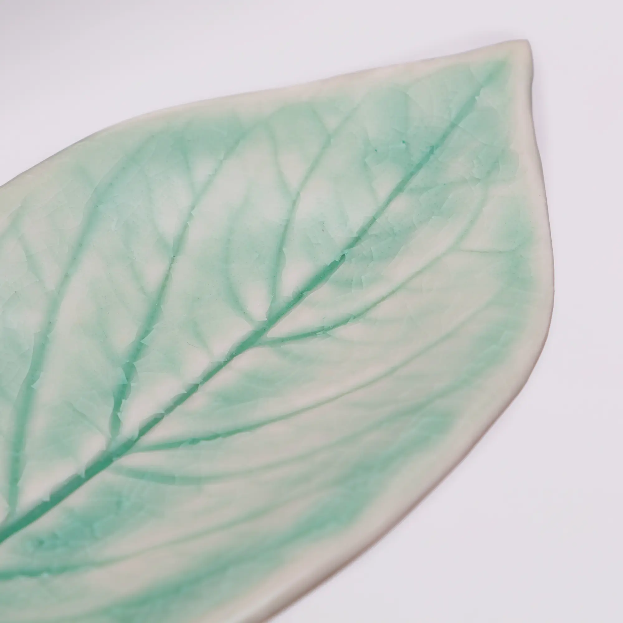 Nahaufnahme XS Mini klein Blatt Schale Schmuck Deko tuerkis craquelee Weichporzellan Kunst