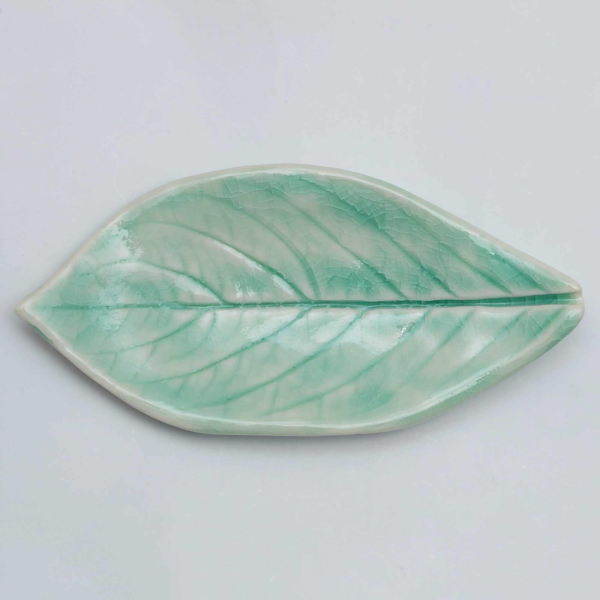 Nahaufnahme XS Mini klein Blatt Schale Schmuck Deko tuerkis craquelee Weichporzellan Kunst