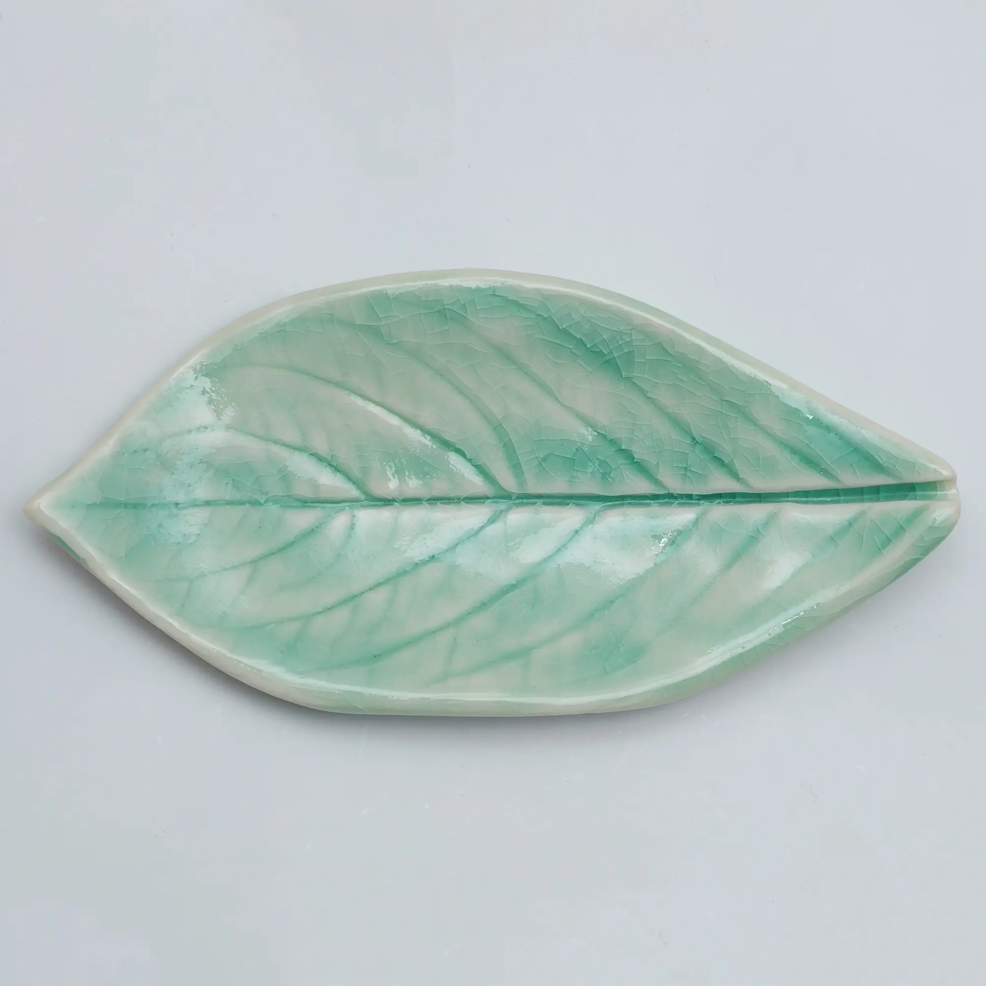 Nahaufnahme XS Mini klein Blatt Schale Schmuck Deko tuerkis craquelee Weichporzellan Kunst