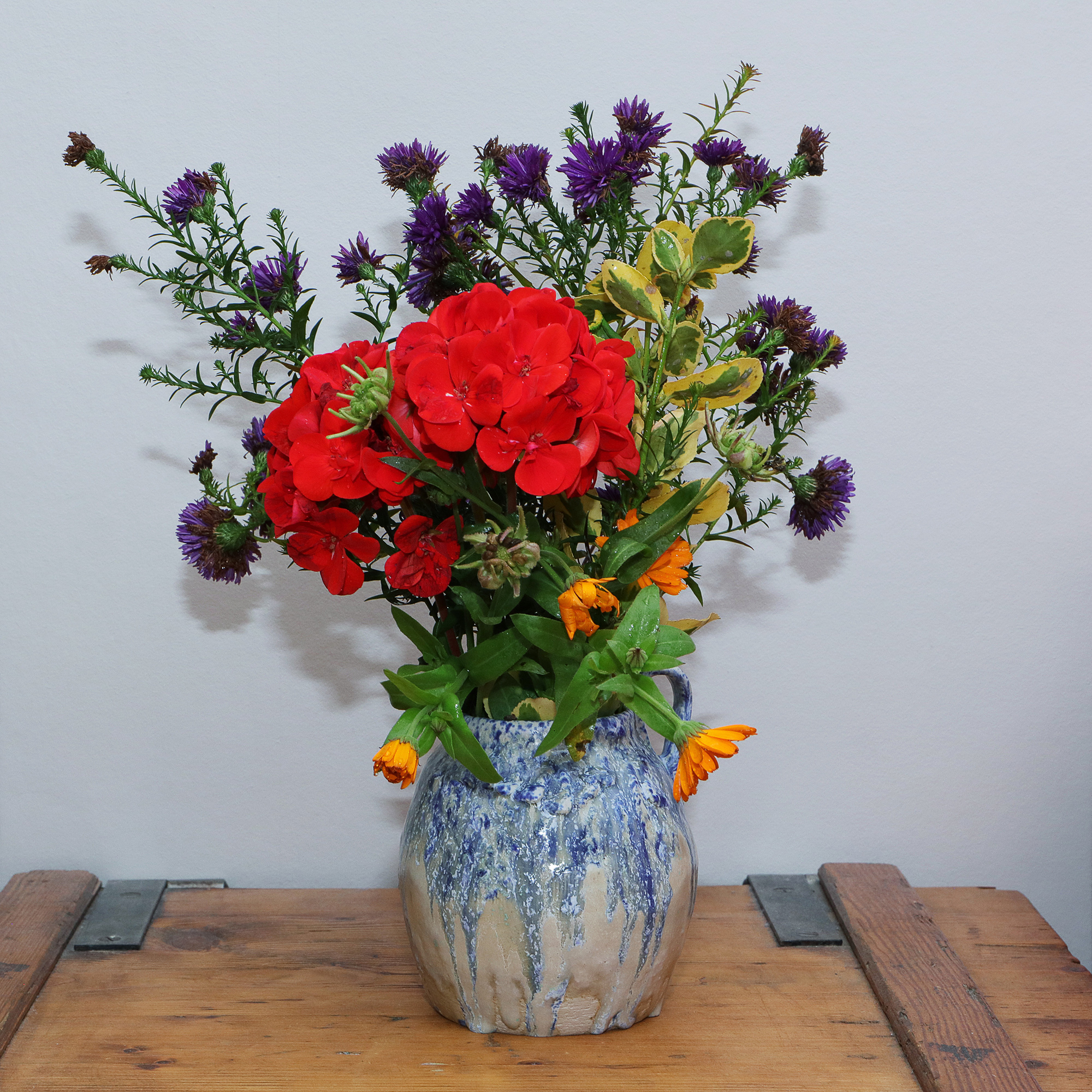 Nahaufnahme Keramik Steinzeug Vase Henkel Amphore abstrakt Kunst beige blau Farb Verlauf