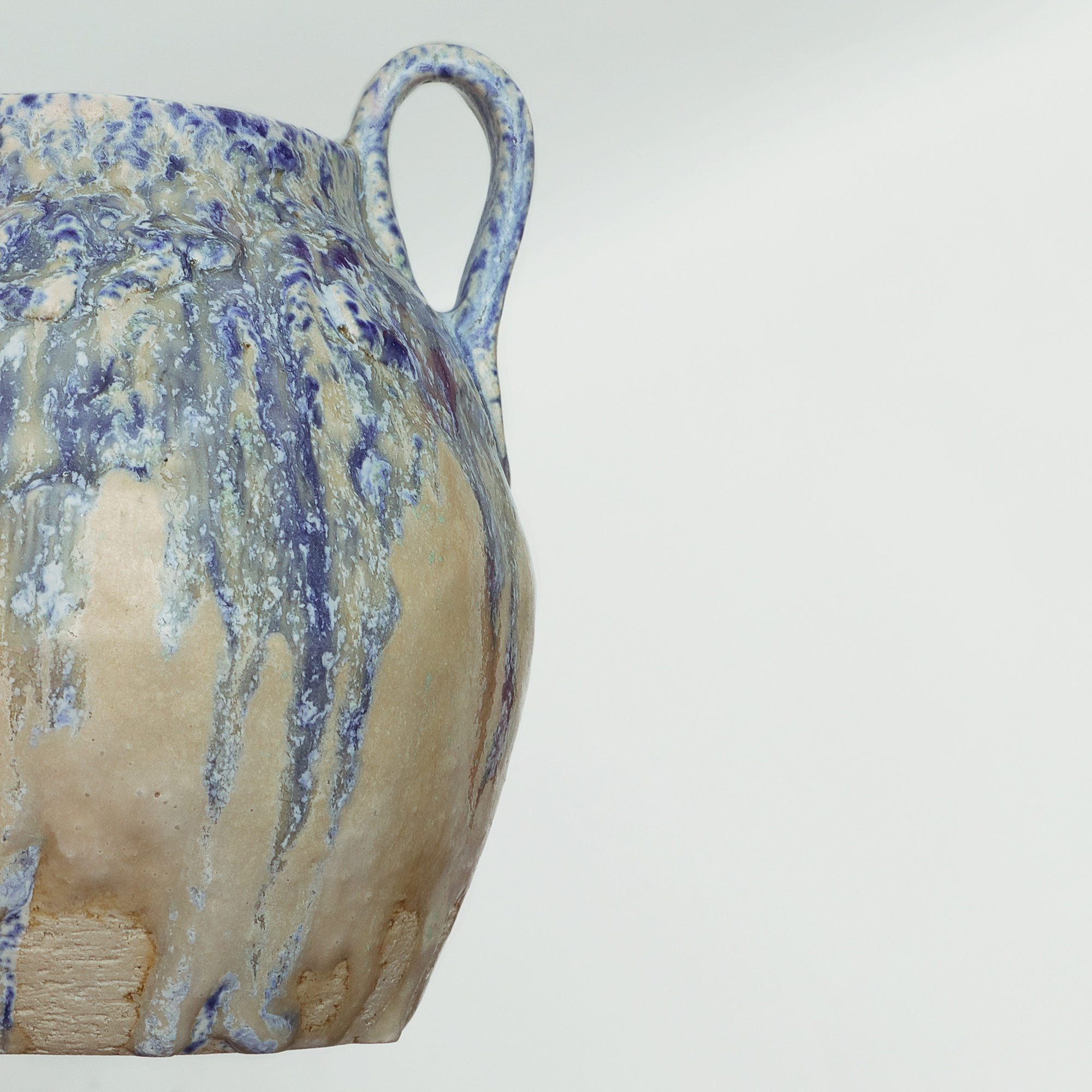 Nahaufnahme Keramik Steinzeug Vase Henkel Amphore abstrakt Kunst beige blau Farb Verlauf
