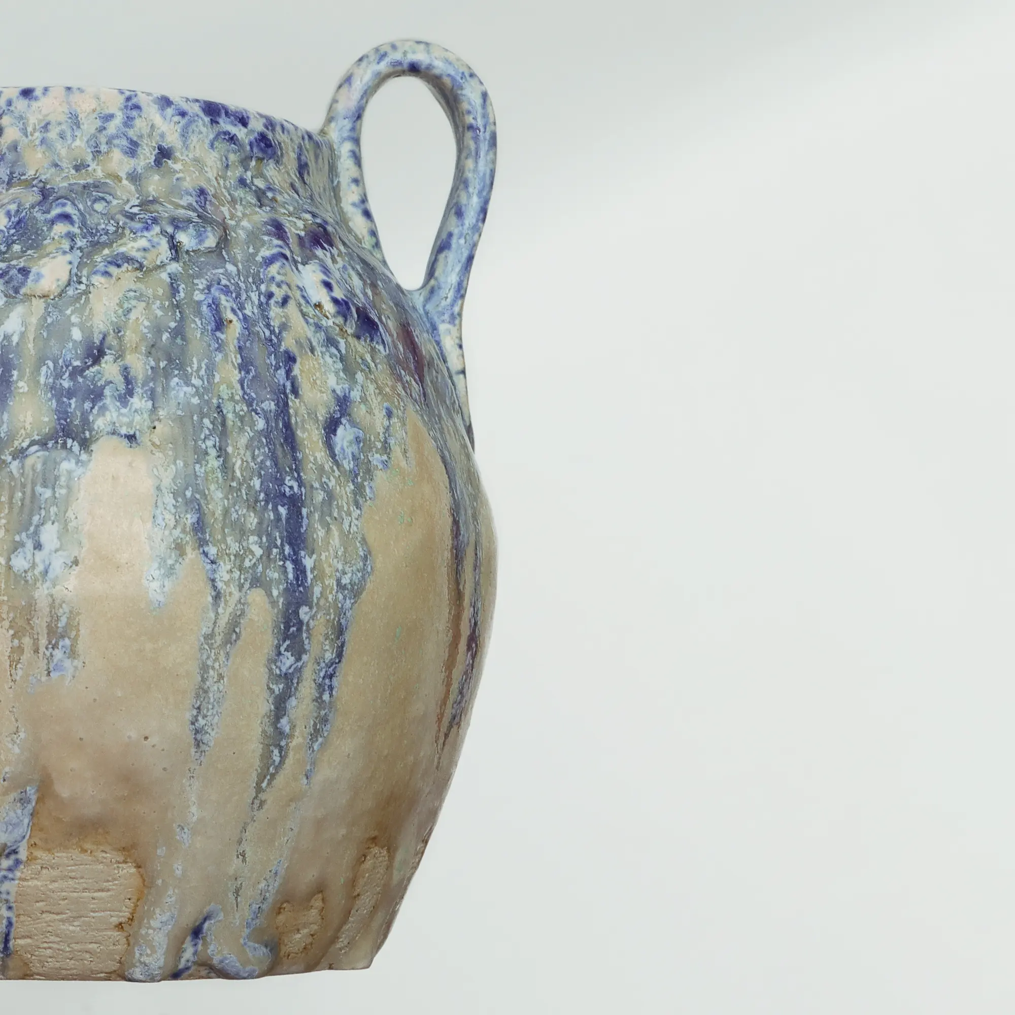 Nahaufnahme Keramik Steinzeug Vase Henkel Amphore abstrakt Kunst beige blau Farb Verlauf