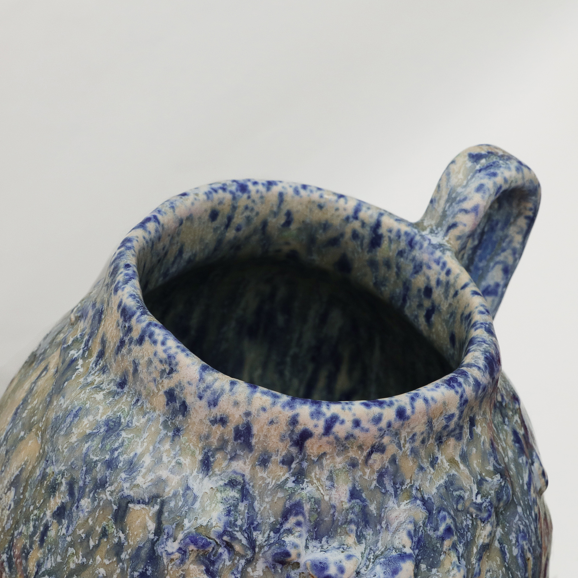 Nahaufnahme Keramik Steinzeug Vase Henkel Amphore abstrakt Kunst beige blau Farb Verlauf