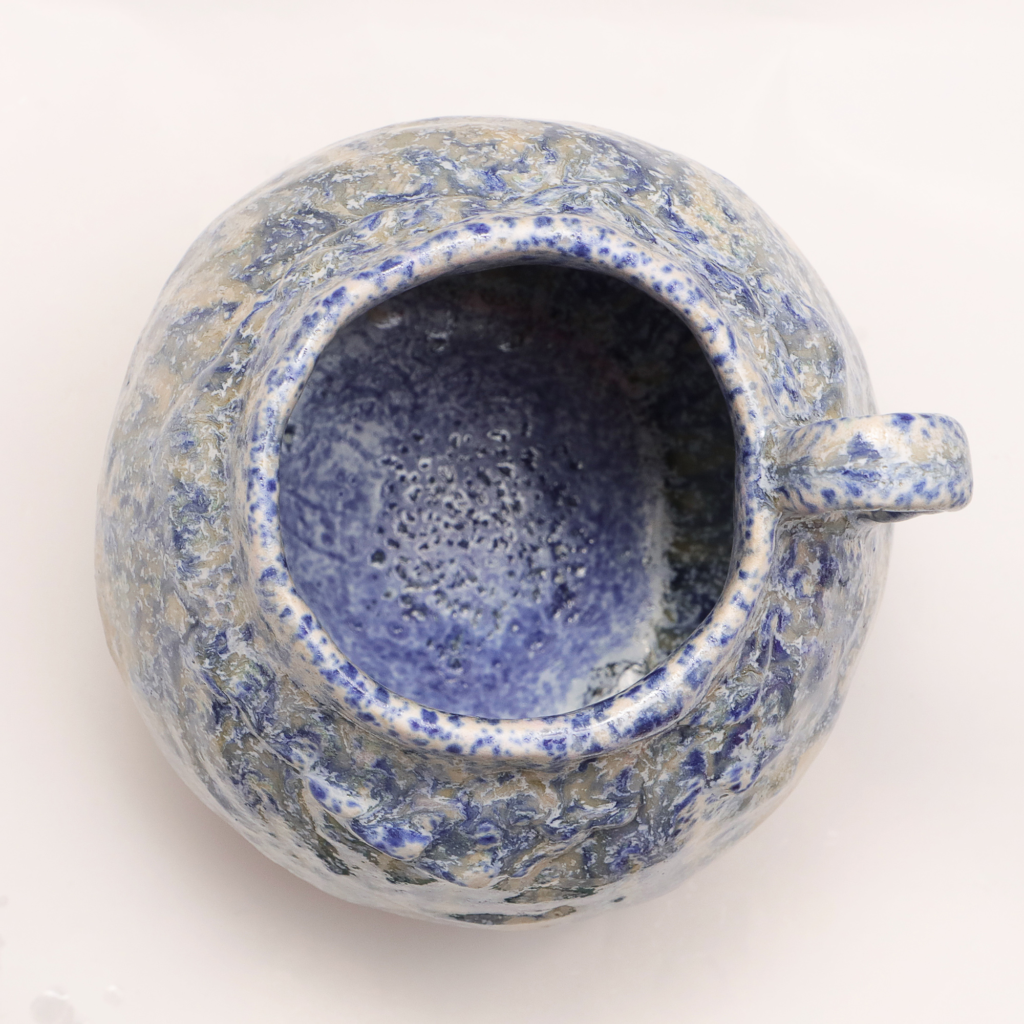 Nahaufnahme Keramik Steinzeug Vase Henkel Amphore abstrakt Kunst beige blau Farb Verlauf