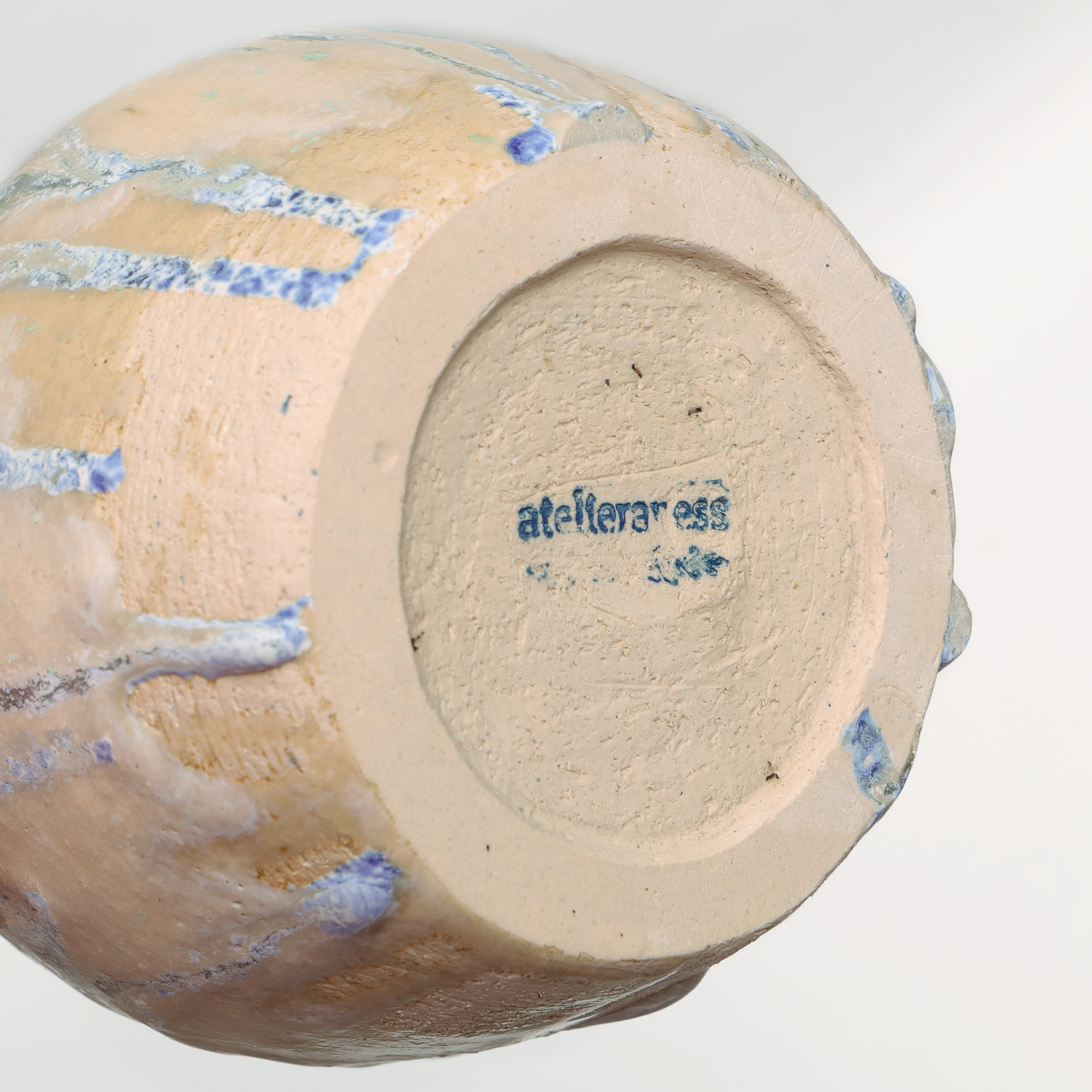 Nahaufnahme Keramik Steinzeug Vase Henkel Amphore abstrakt Kunst beige blau Farb Verlauf