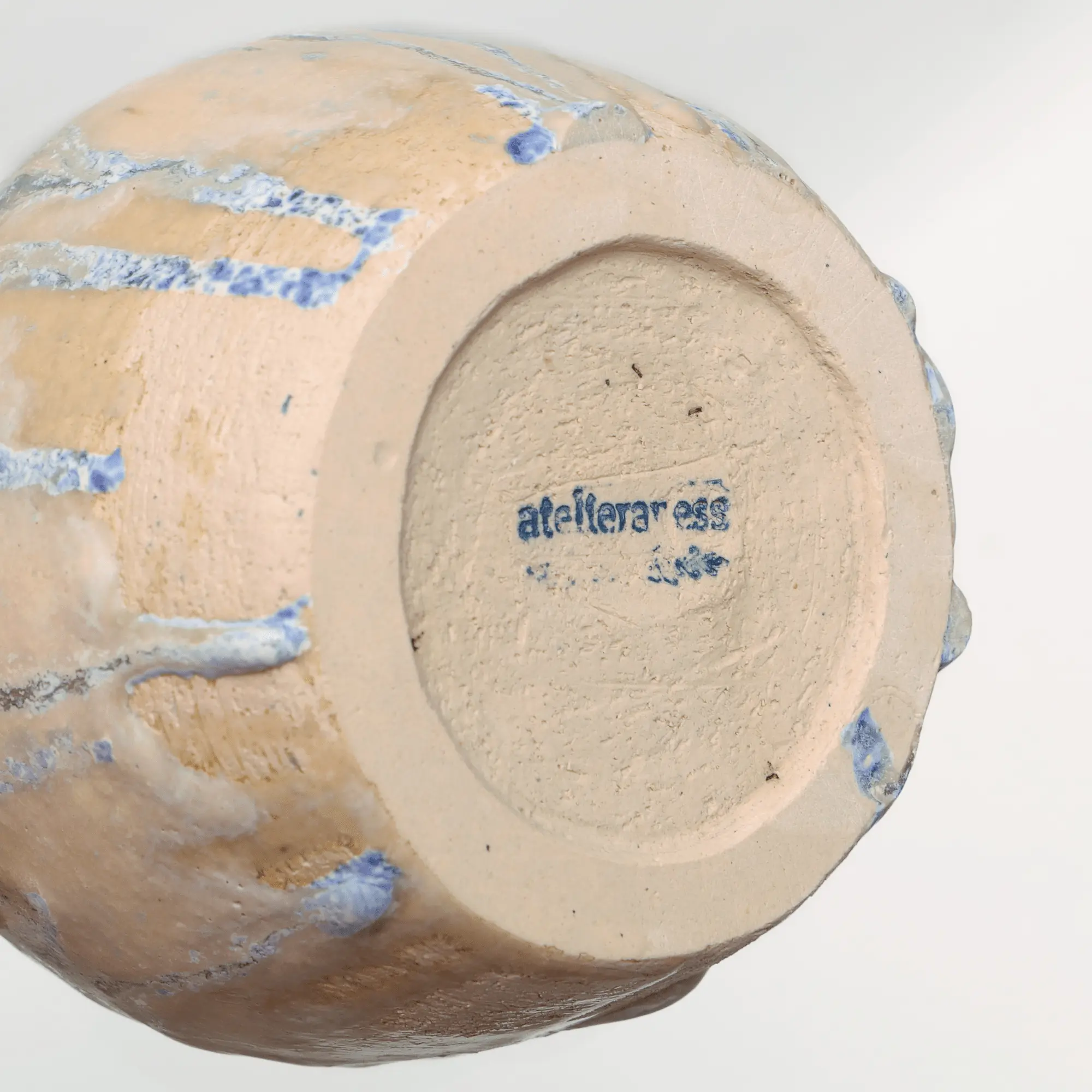 Nahaufnahme Keramik Steinzeug Vase Henkel Amphore abstrakt Kunst beige blau Farb Verlauf