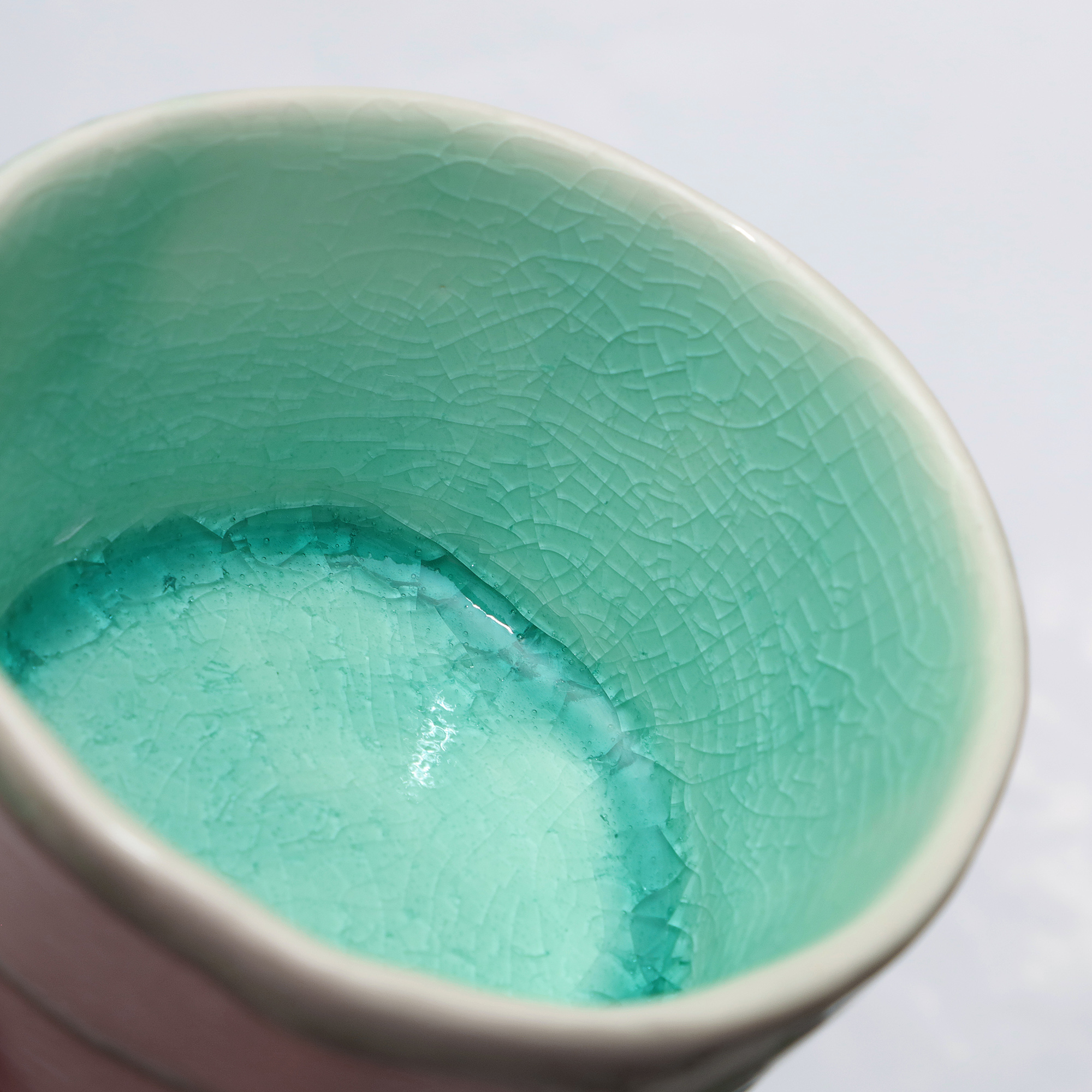 Nahaufnahme XS Mini Schale Weich Porzellan weiss tuerkis craquelee Deko Oliven Art Künstler