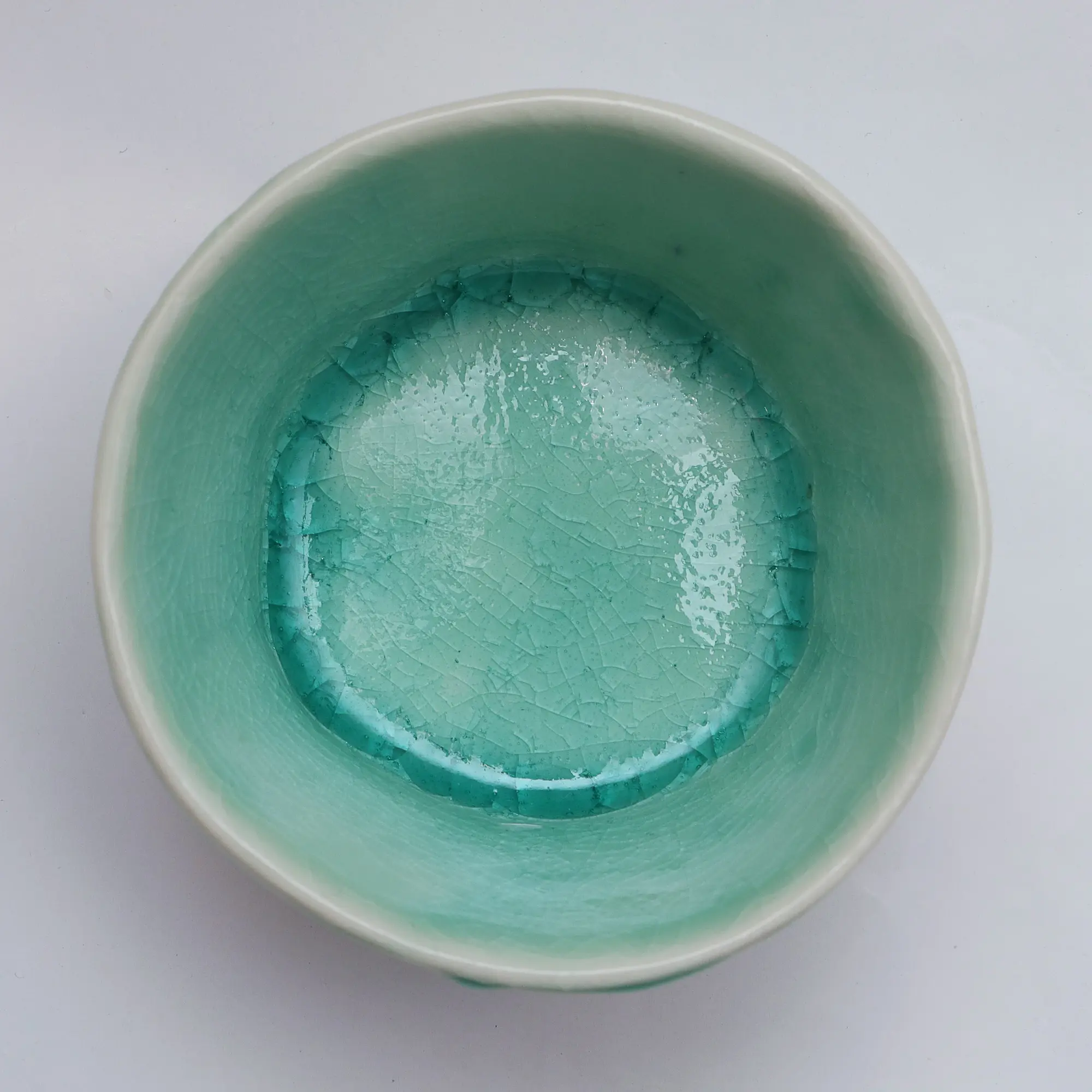 Nahaufnahme XS Mini Schale Weich Porzellan weiss tuerkis craquelee Deko Oliven Art Künstler