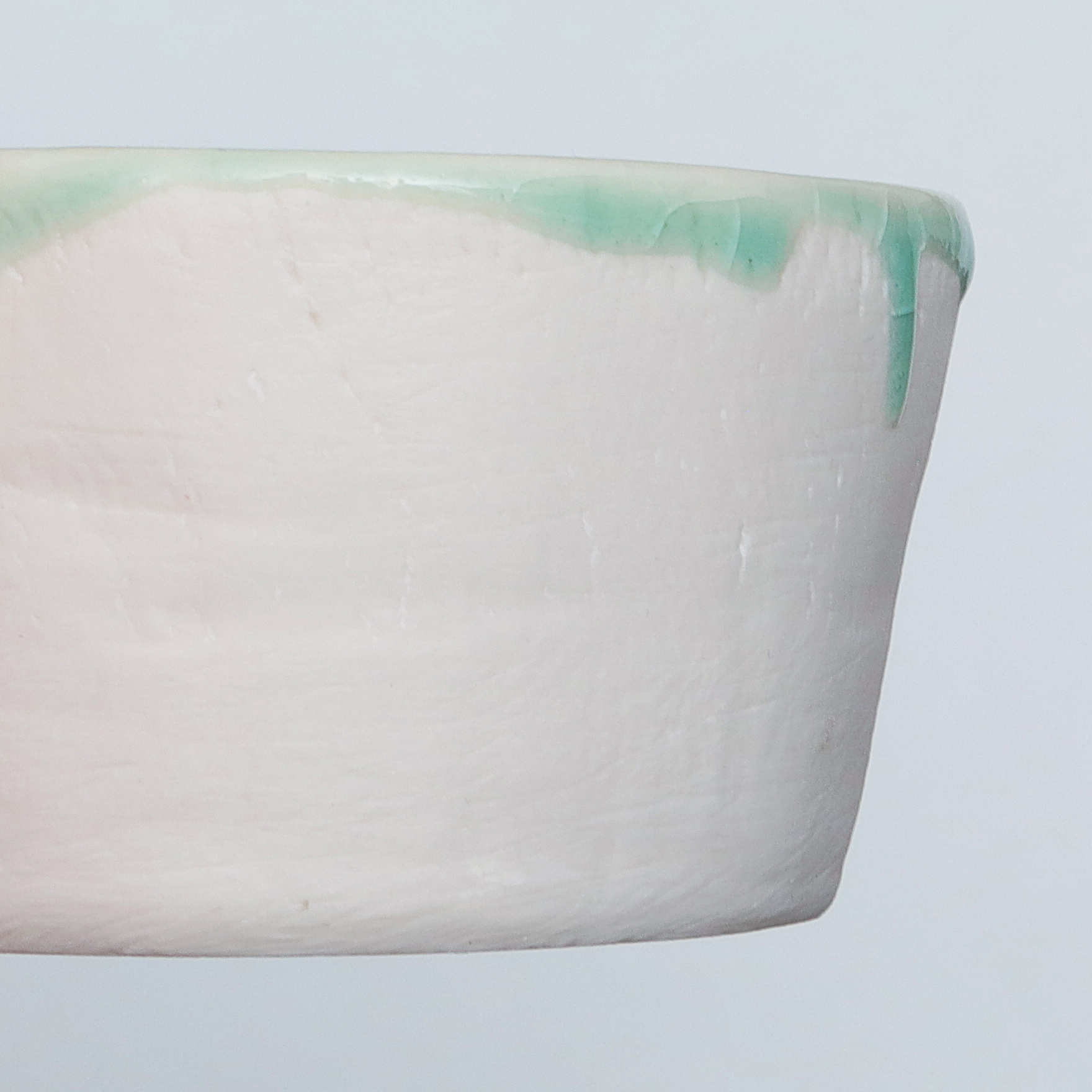 Nahaufnahme XS Mini Schale Weich Porzellan weiss tuerkis craquelee Deko Oliven Art Künstler