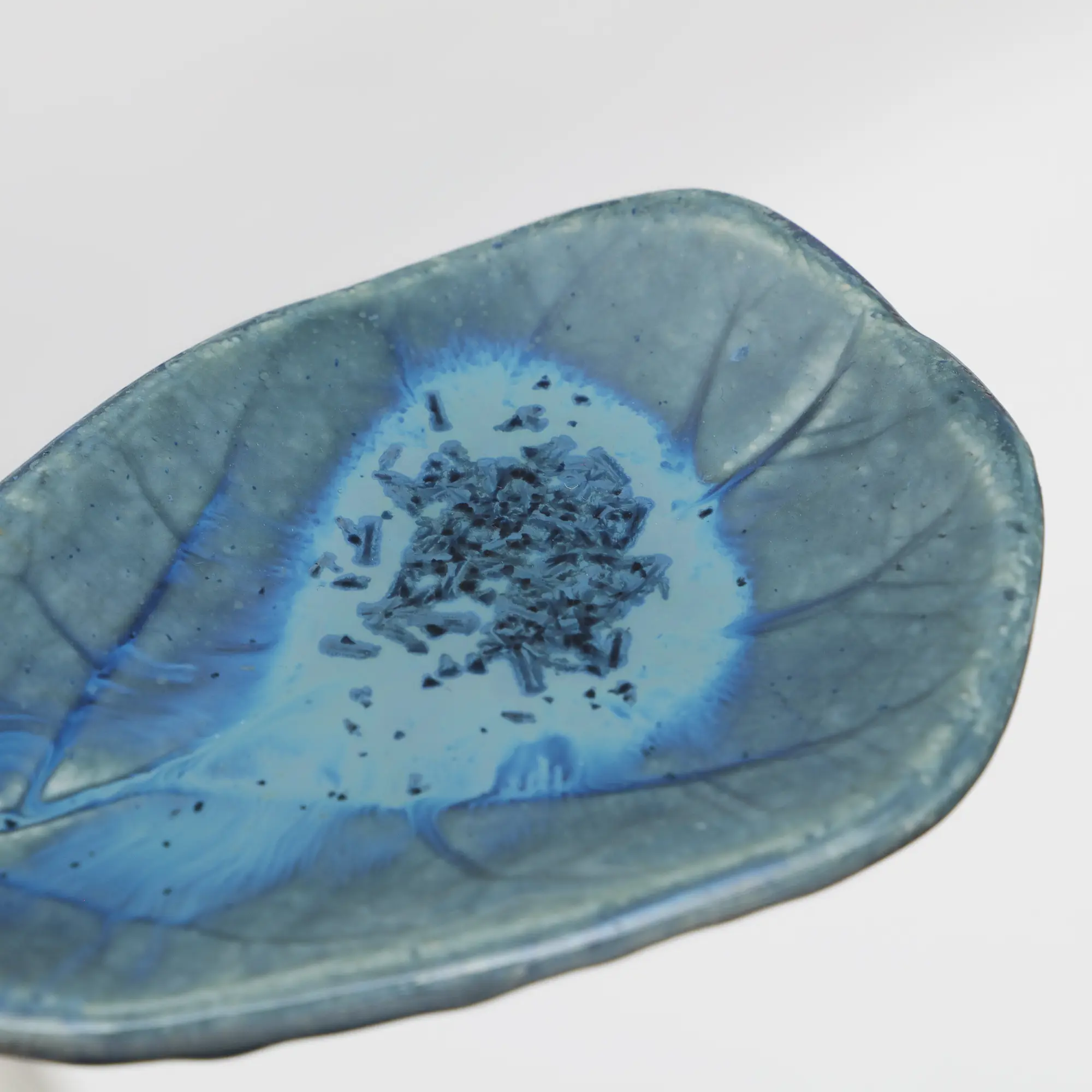 Nahaufnahme XS Mini Schmuck Deko Schale Blatt blau Kristalle Keramik Geschirr Unikat Kunst