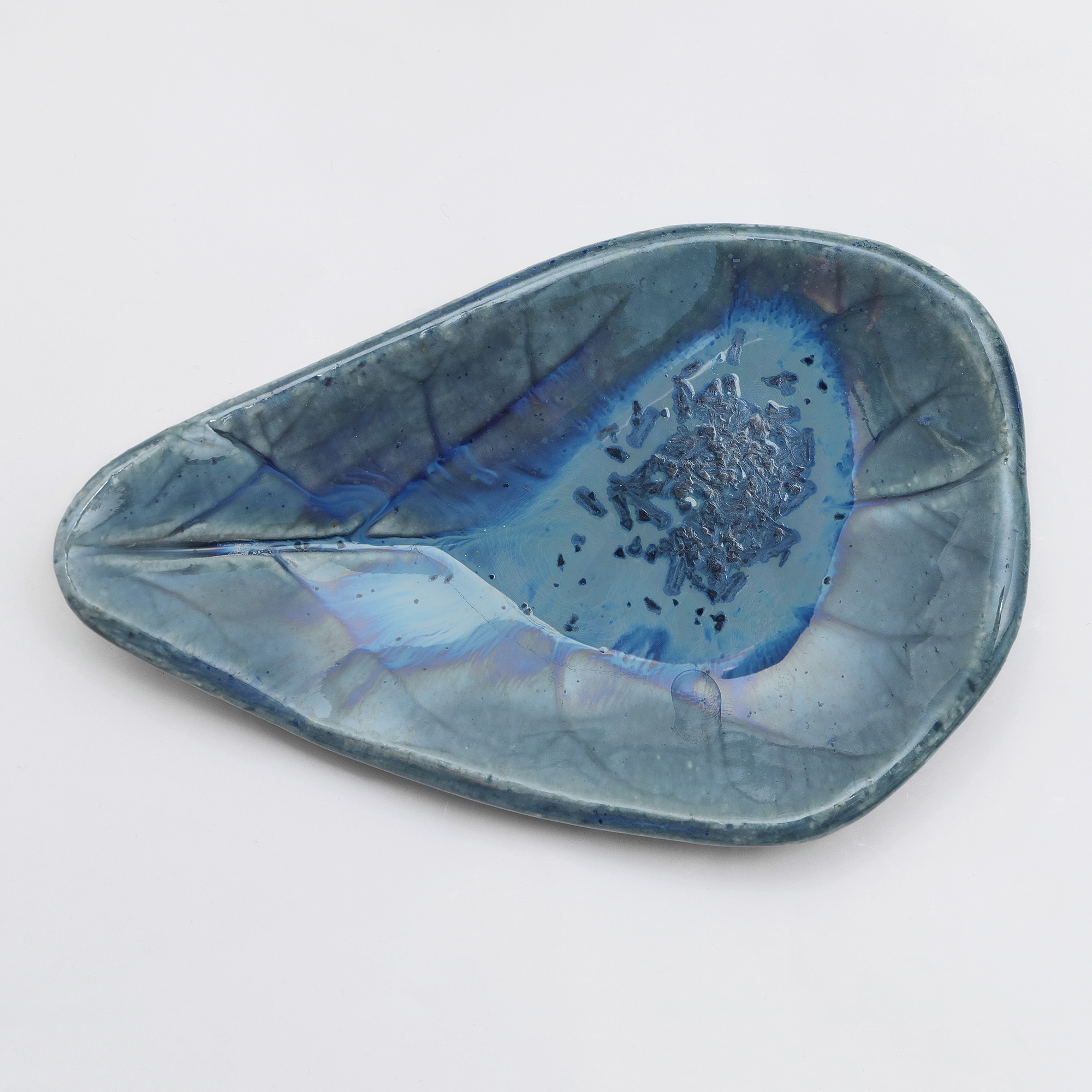 Nahaufnahme XS Mini Schmuck Deko Schale Blatt blau Kristalle Keramik Geschirr Unikat Kunst