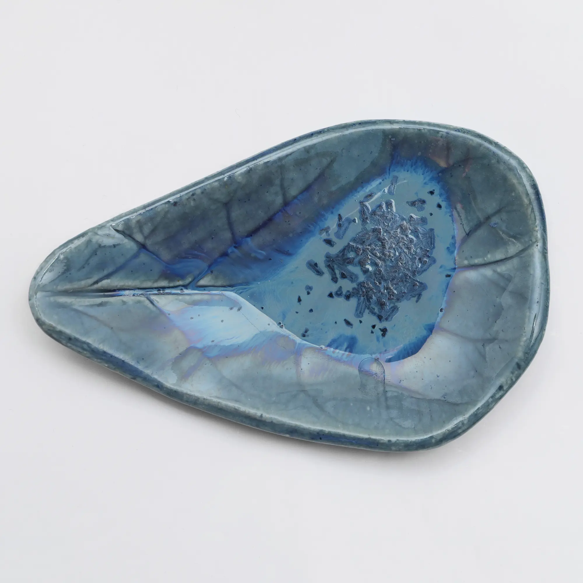 Nahaufnahme XS Mini Schmuck Deko Schale Blatt blau Kristalle Keramik Geschirr Unikat Kunst