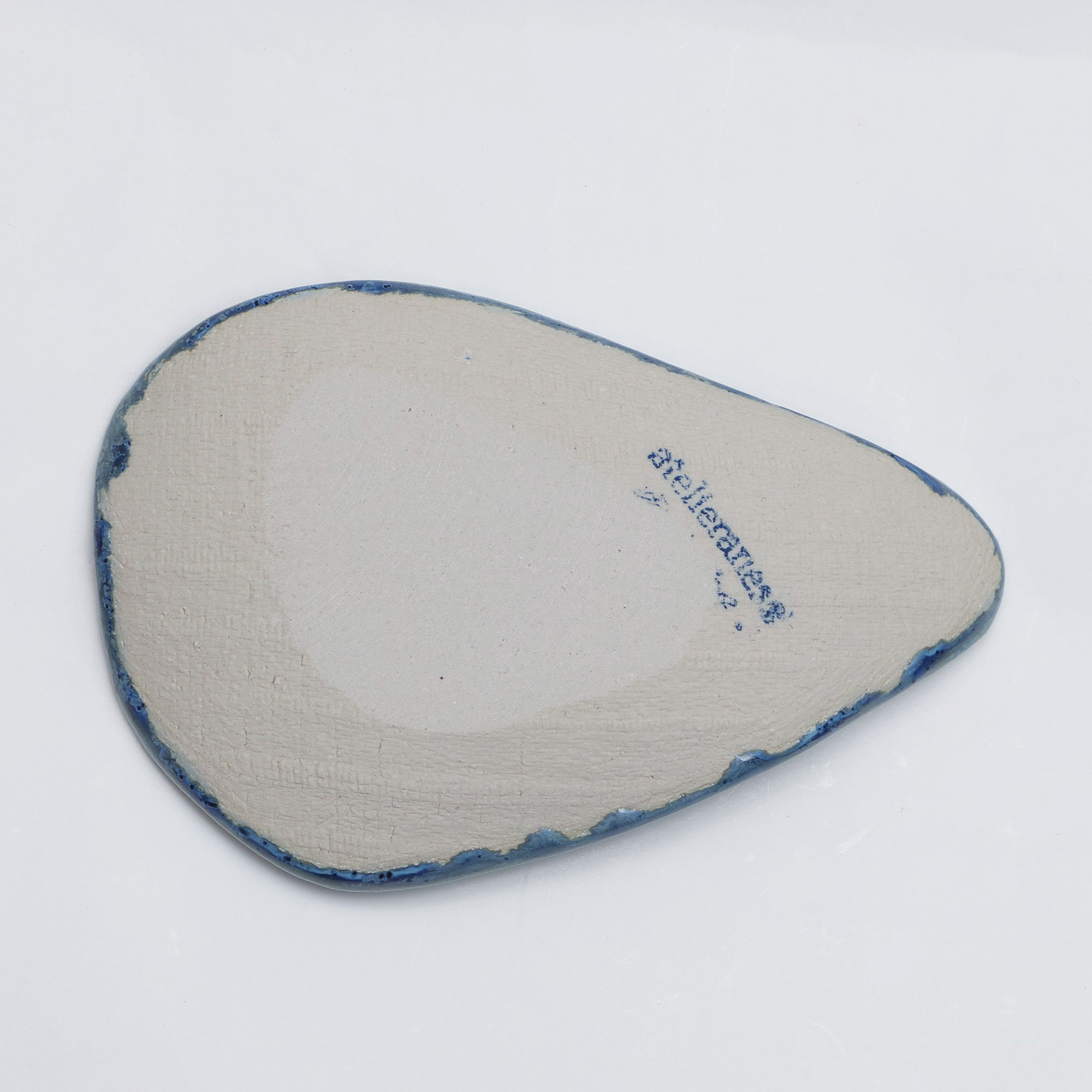 Nahaufnahme XS Mini Schmuck Deko Schale Blatt blau Kristalle Keramik Geschirr Unikat Kunst