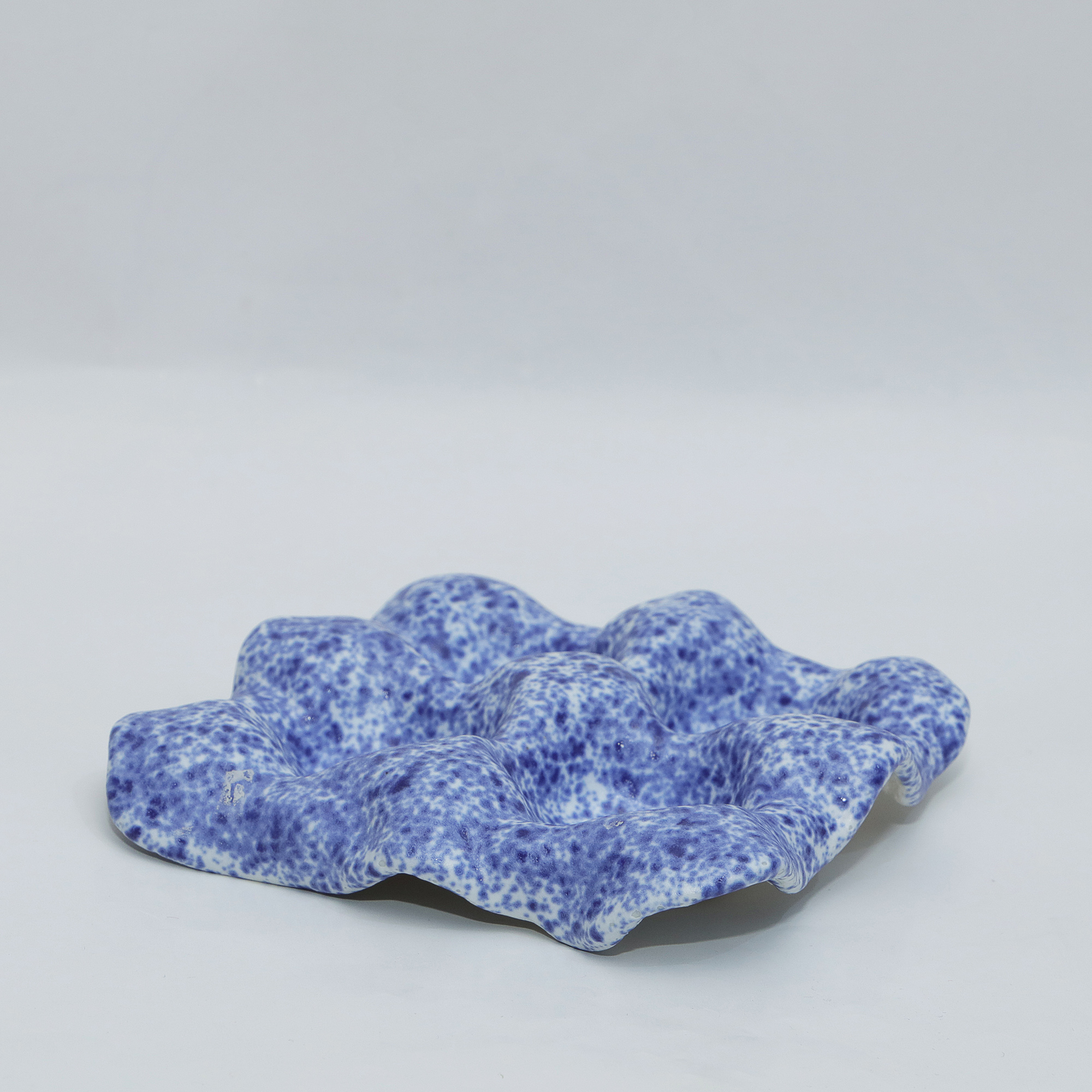 Nahaufnahme 4er Eier Becher Halter Porzellan weiss blau Kunst Künstler Unikat Keramik Art