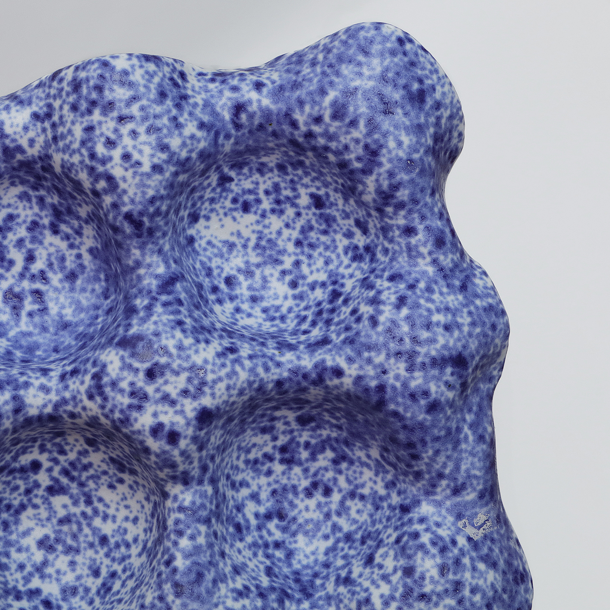 Nahaufnahme 4er Eier Becher Halter Porzellan weiss blau Kunst Künstler Unikat Keramik Art