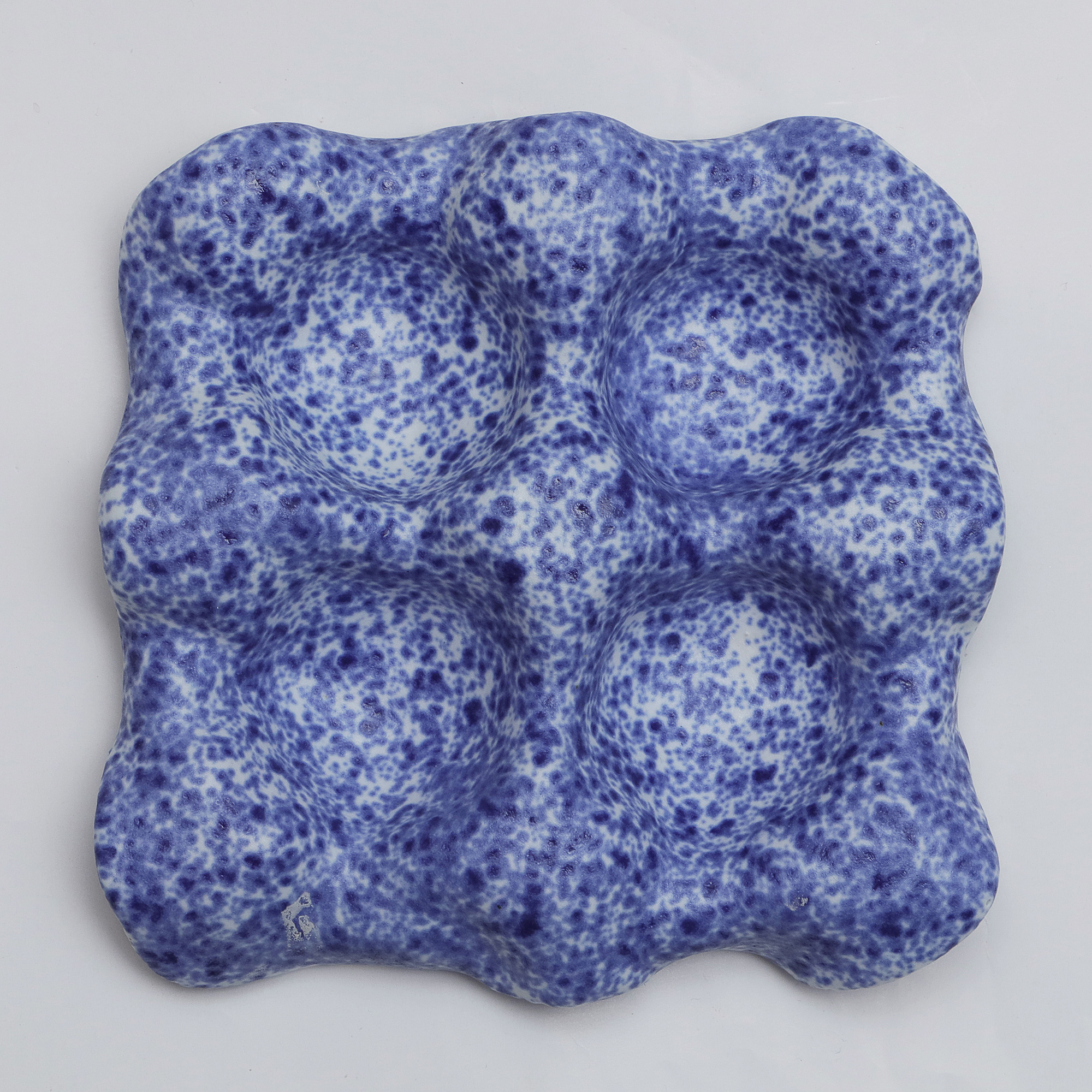 Nahaufnahme 4er Eier Becher Halter Porzellan weiss blau Kunst Künstler Unikat Keramik Art