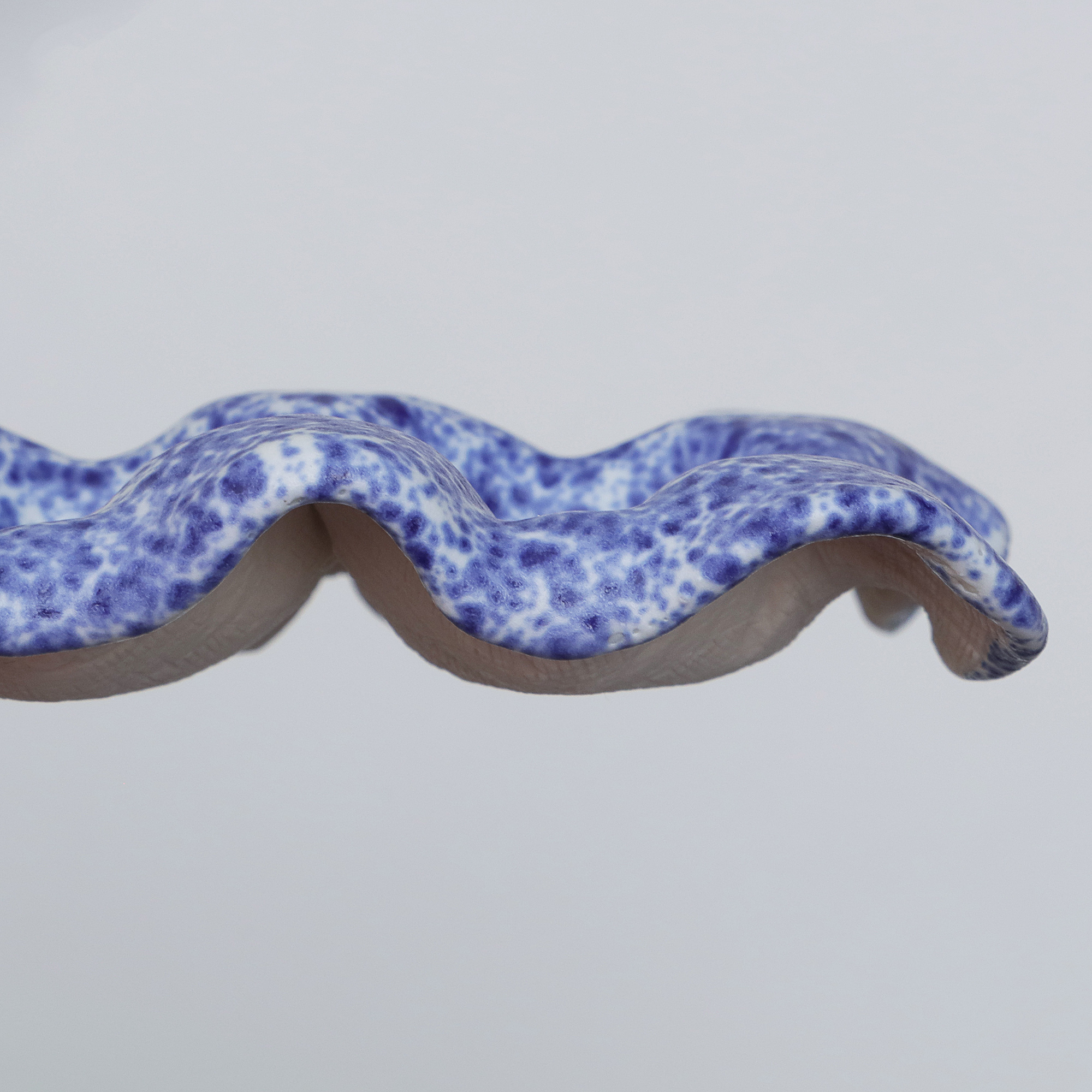 Nahaufnahme 4er Eier Becher Halter Porzellan weiss blau Kunst Künstler Unikat Keramik Art