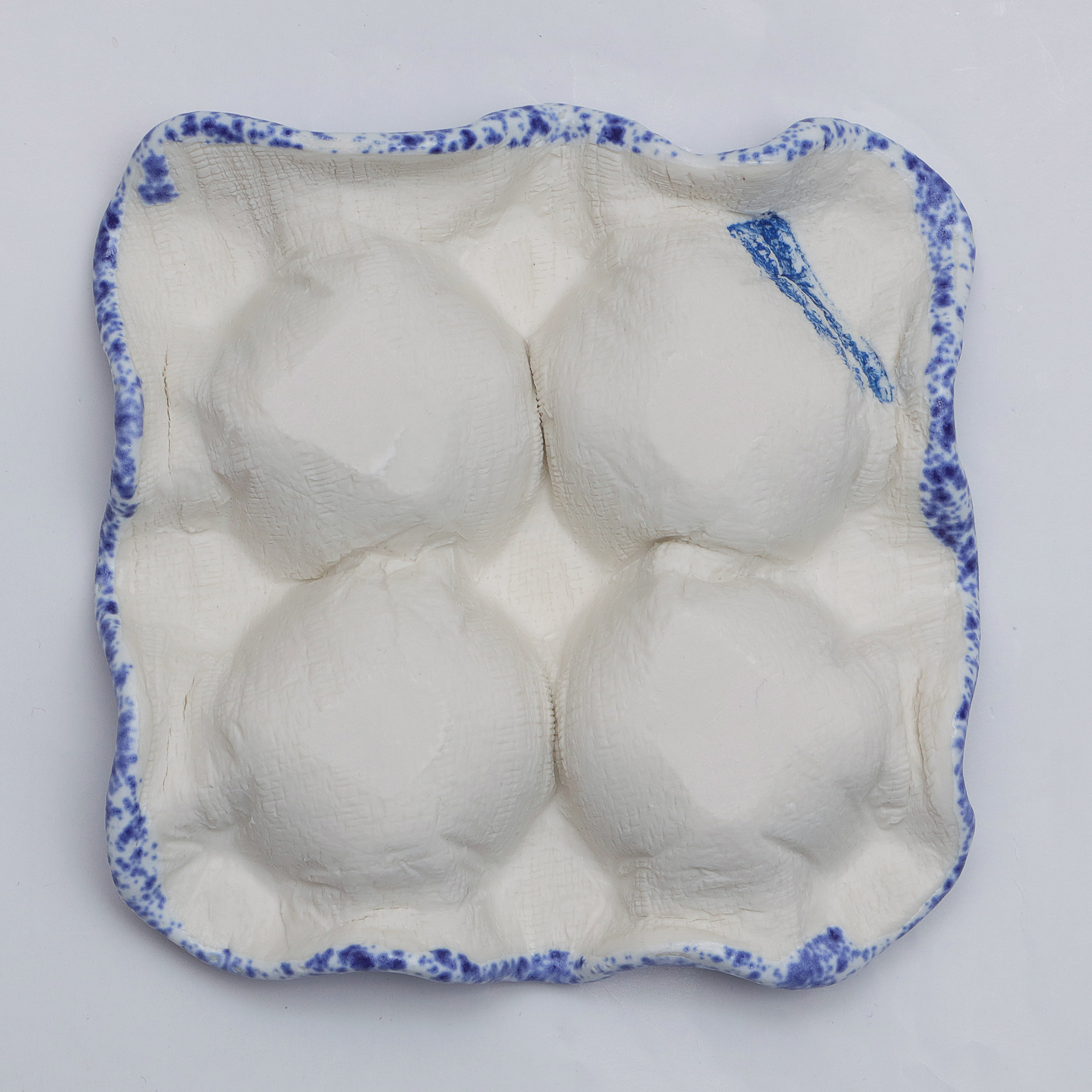 Nahaufnahme 4er Eier Becher Halter Porzellan weiss blau Kunst Künstler Unikat Keramik Art