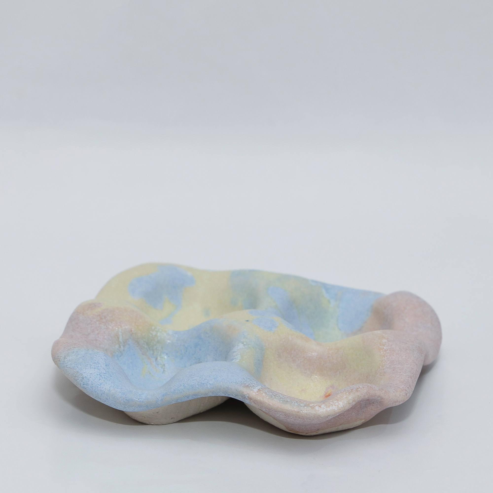 Nahaufnahme 4er Eier Becher Halter Steinzeug pastell gelb rosa blau Künstler Unikat Keramik