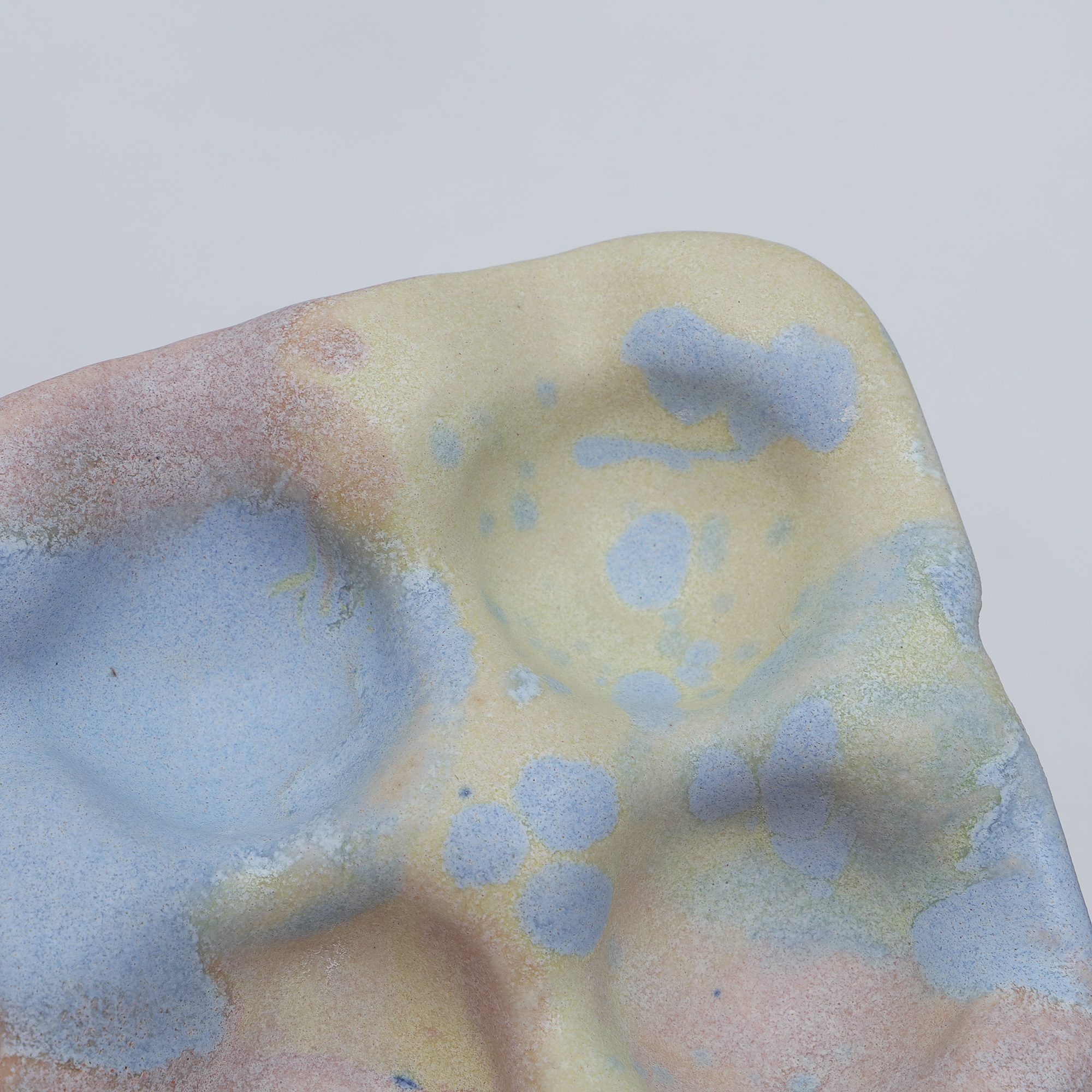 Nahaufnahme 4er Eier Becher Halter Steinzeug pastell gelb rosa blau Künstler Unikat Keramik