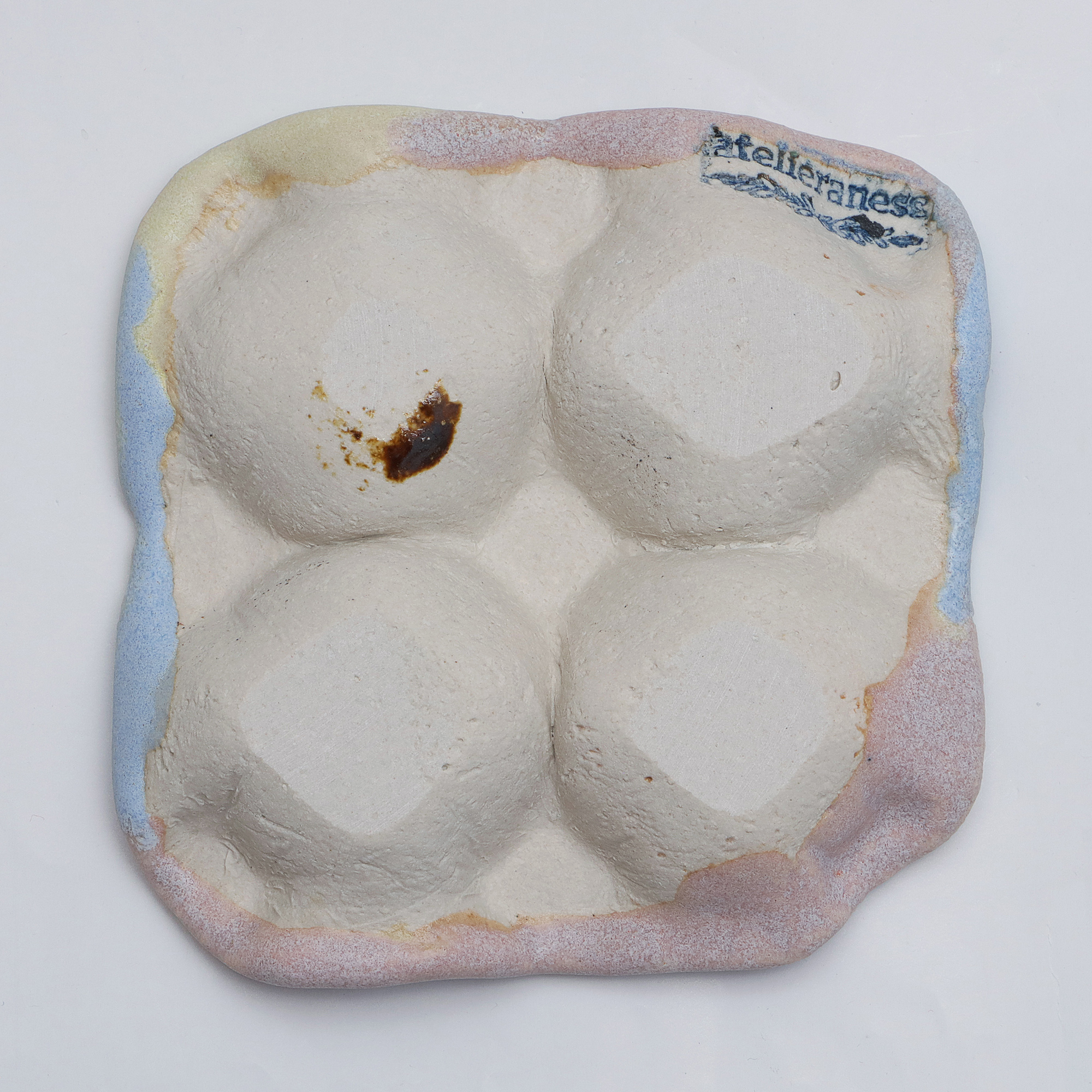 Nahaufnahme 4er Eier Becher Halter Steinzeug pastell gelb rosa blau Künstler Unikat Keramik