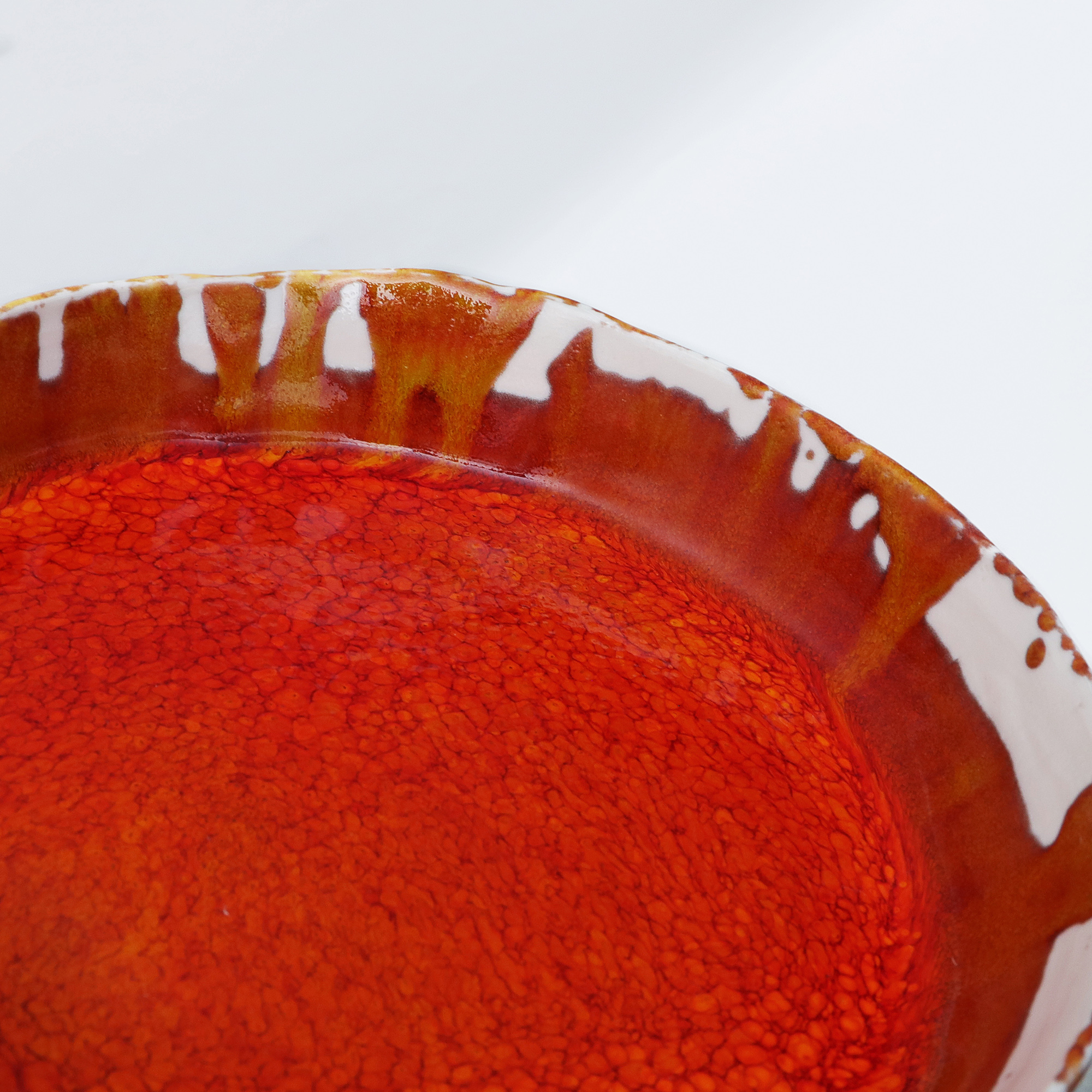 Nahaufnahme Künstler Obst Schale abstrakt Kunst orange rot weiss Porzellan Keramik Deko