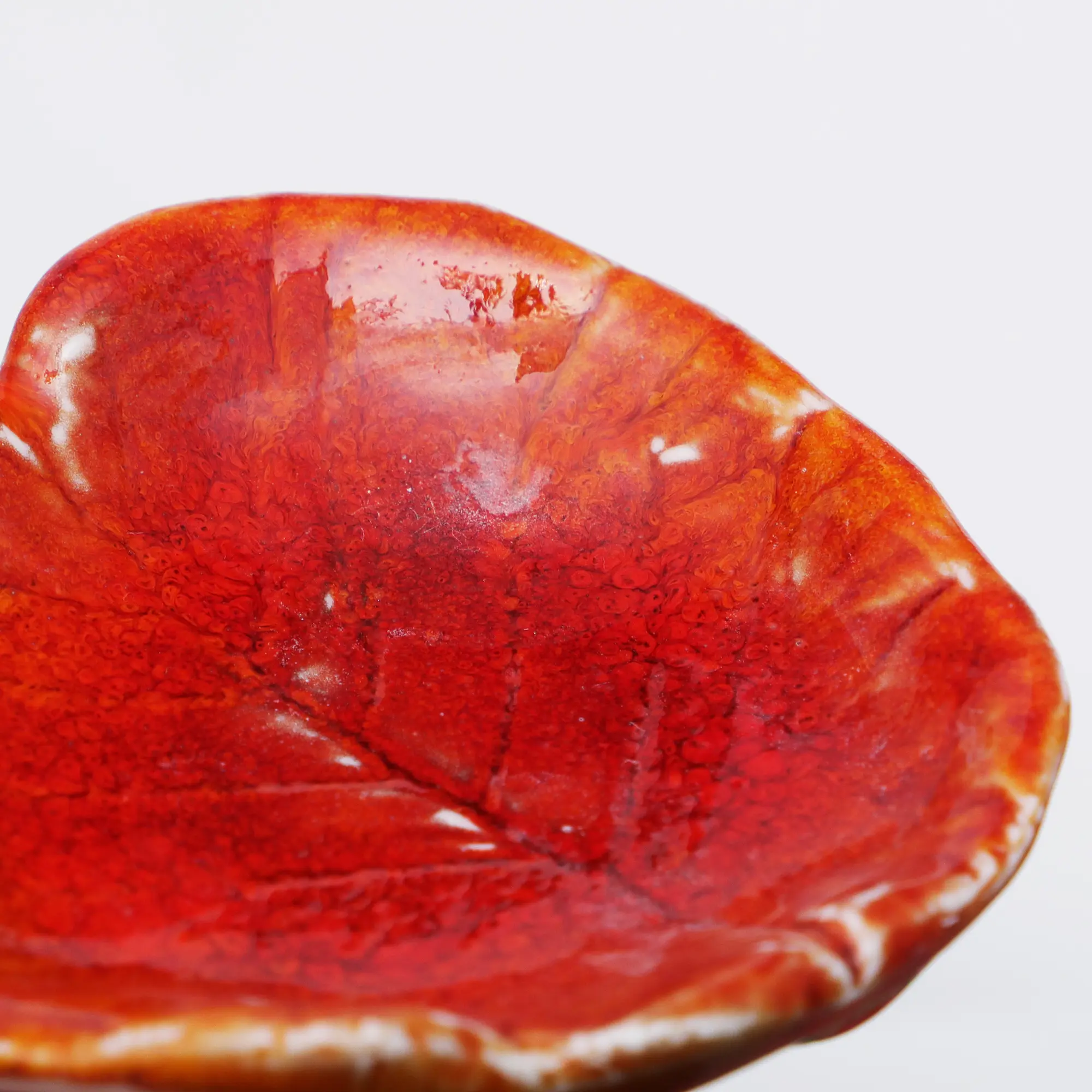 Nahaufnahme XS mini kleines Deko Blatt Schale Schmuck rot Glasur Weichporzellan Kunst antik