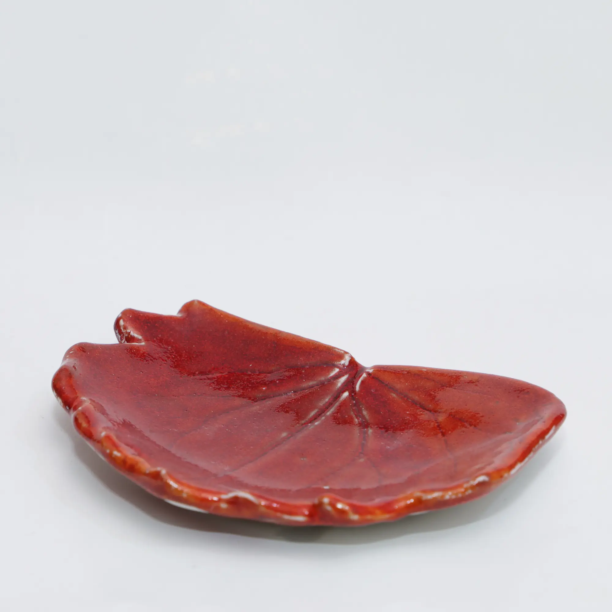 kleines Deko Blatt Schale Schmuck Seife rot Glasur Weichporzellan Ahorn Unikat