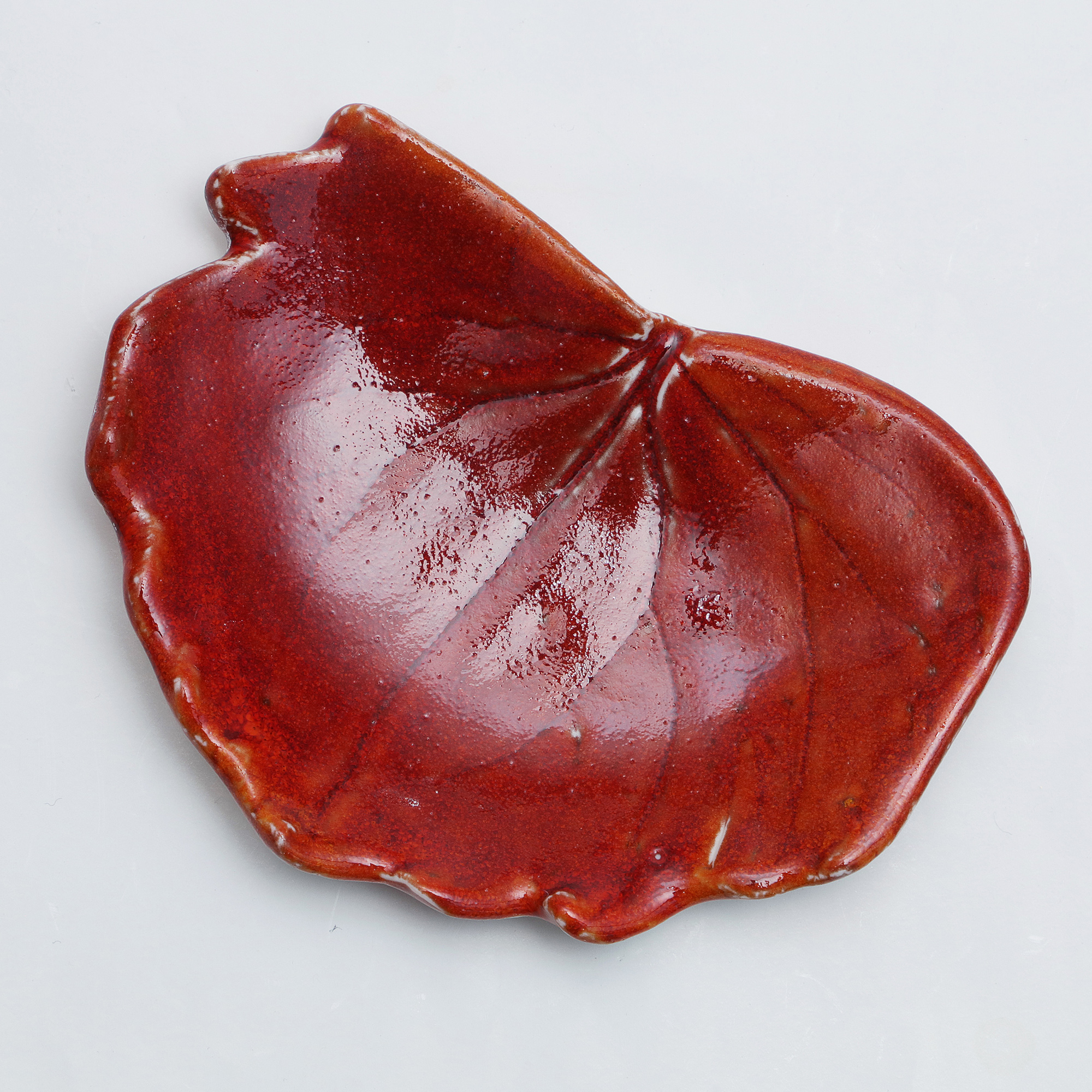 Nahaufnahme kleines Deko Blatt Schale Schmuck Seife rot Glasur Weichporzellan Ahorn Unikat