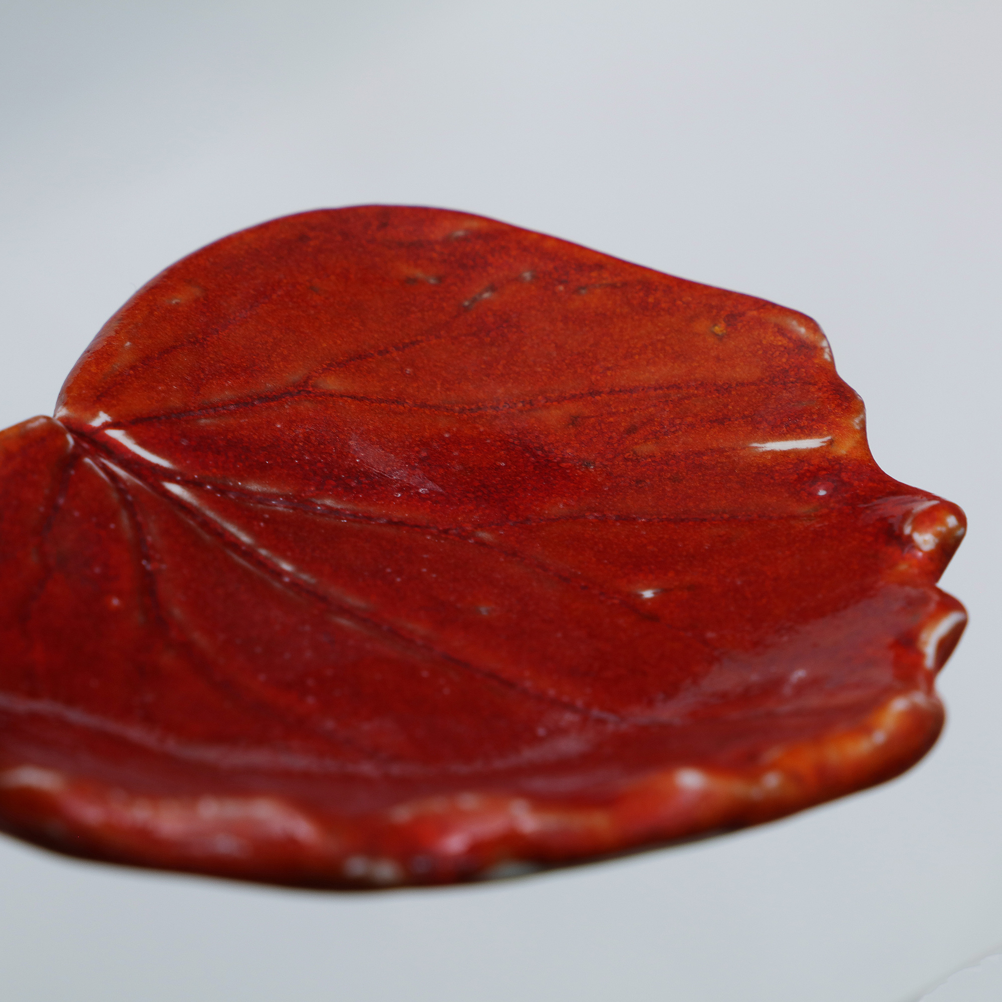 Nahaufnahme kleines Deko Blatt Schale Schmuck Seife rot Glasur Weichporzellan Ahorn Unikat
