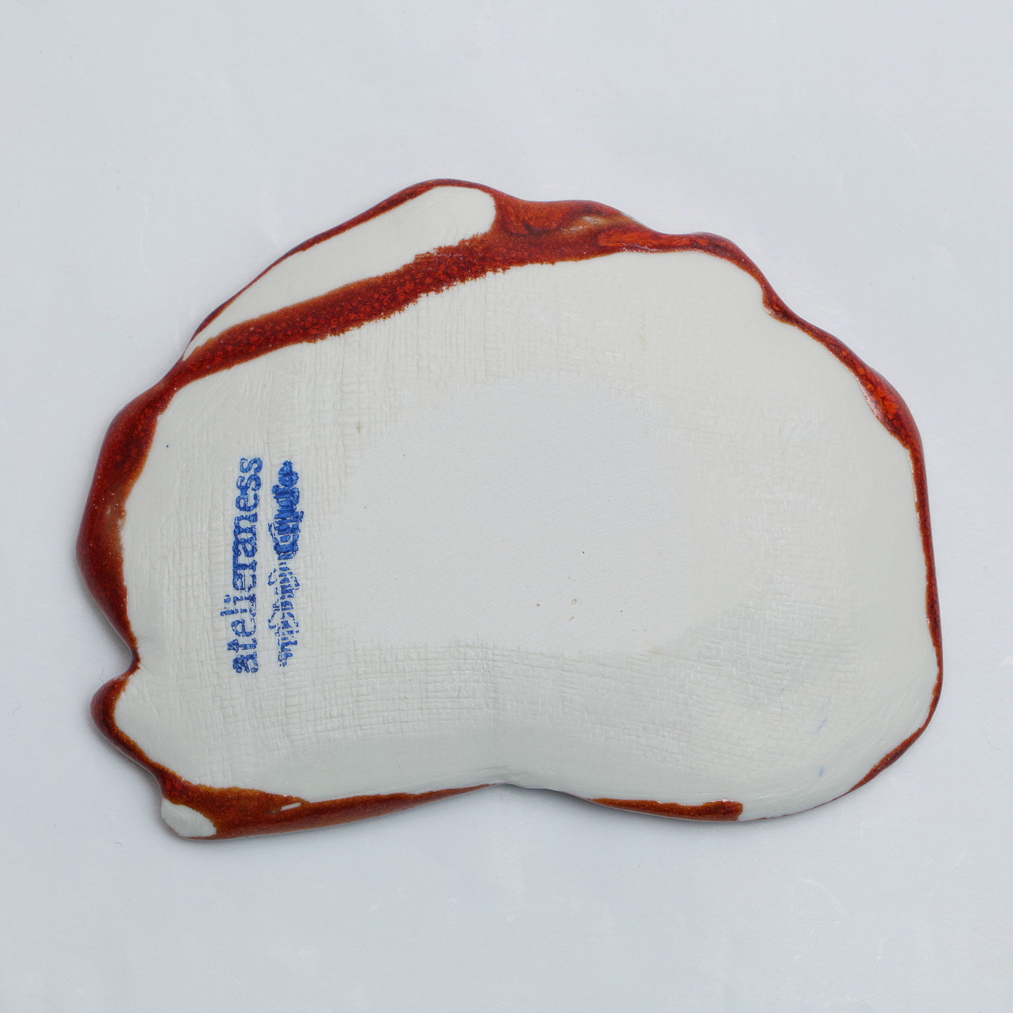 Nahaufnahme kleines Deko Blatt Schale Schmuck Seife rot Glasur Weichporzellan Ahorn Unikat