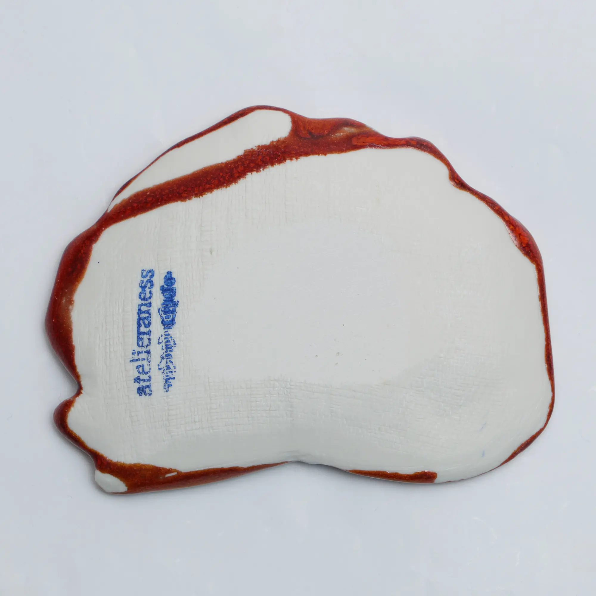 Nahaufnahme kleines Deko Blatt Schale Schmuck Seife rot Glasur Weichporzellan Ahorn Unikat