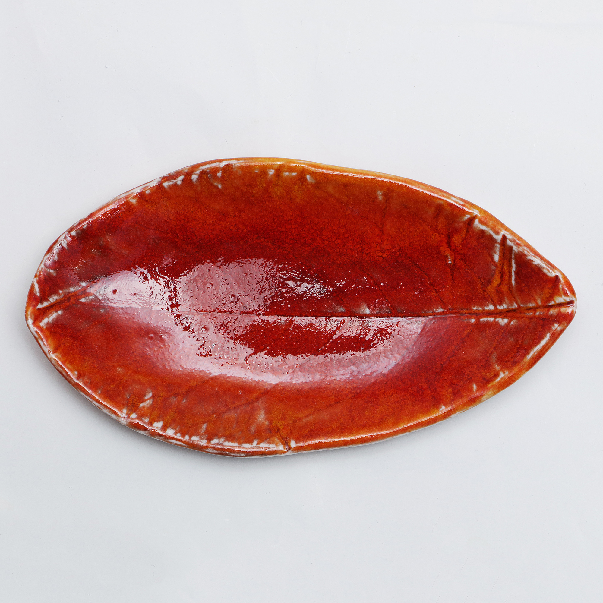 Nahaufnahme kleines Deko Blatt Schale Schmuck Seife rot Glasur Weichporzellan Kunst Unikat