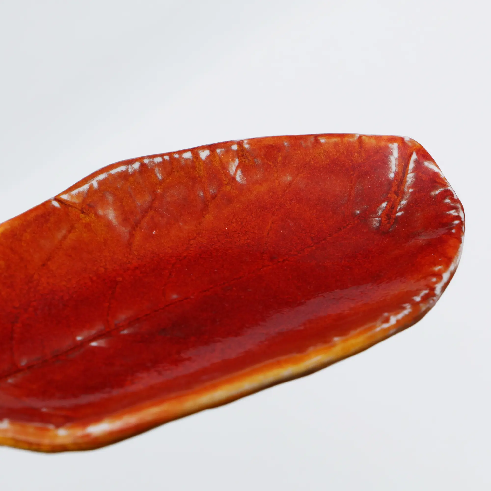 Nahaufnahme kleines Deko Blatt Schale Schmuck Seife rot Glasur Weichporzellan Kunst Unikat