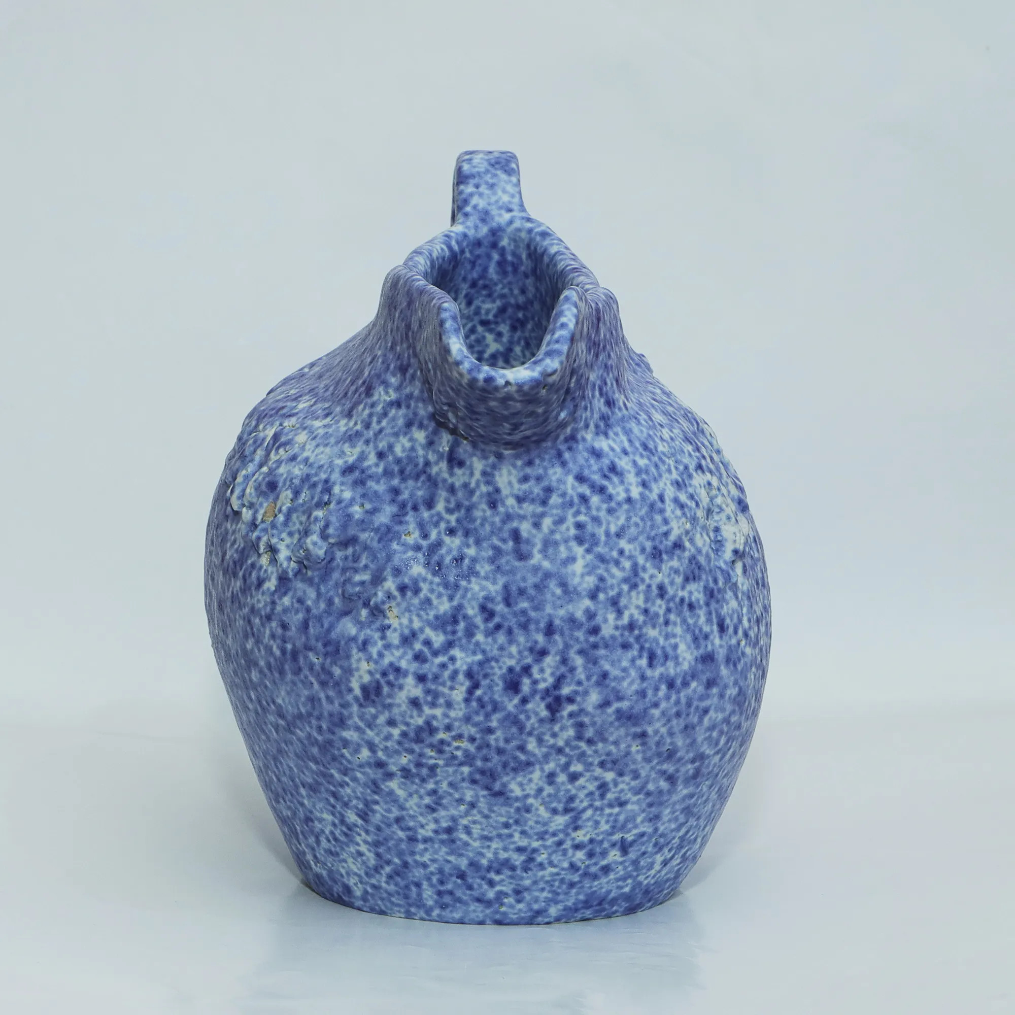 Nahaufnahme Blau weiß Künstler Teekanne Deko Blumen Vase Keramik Steinzeug abstrakt Kunst