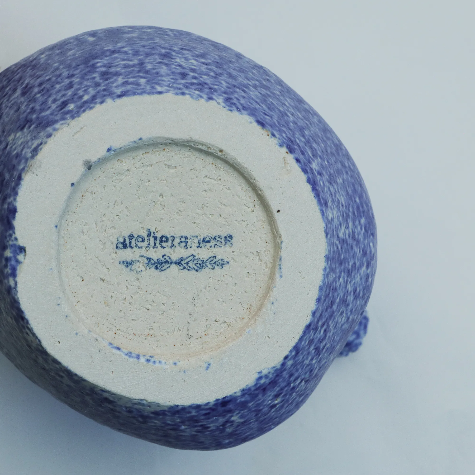 Nahaufnahme Blau weiß Künstler Teekanne Deko Blumen Vase Keramik Steinzeug abstrakt Kunst