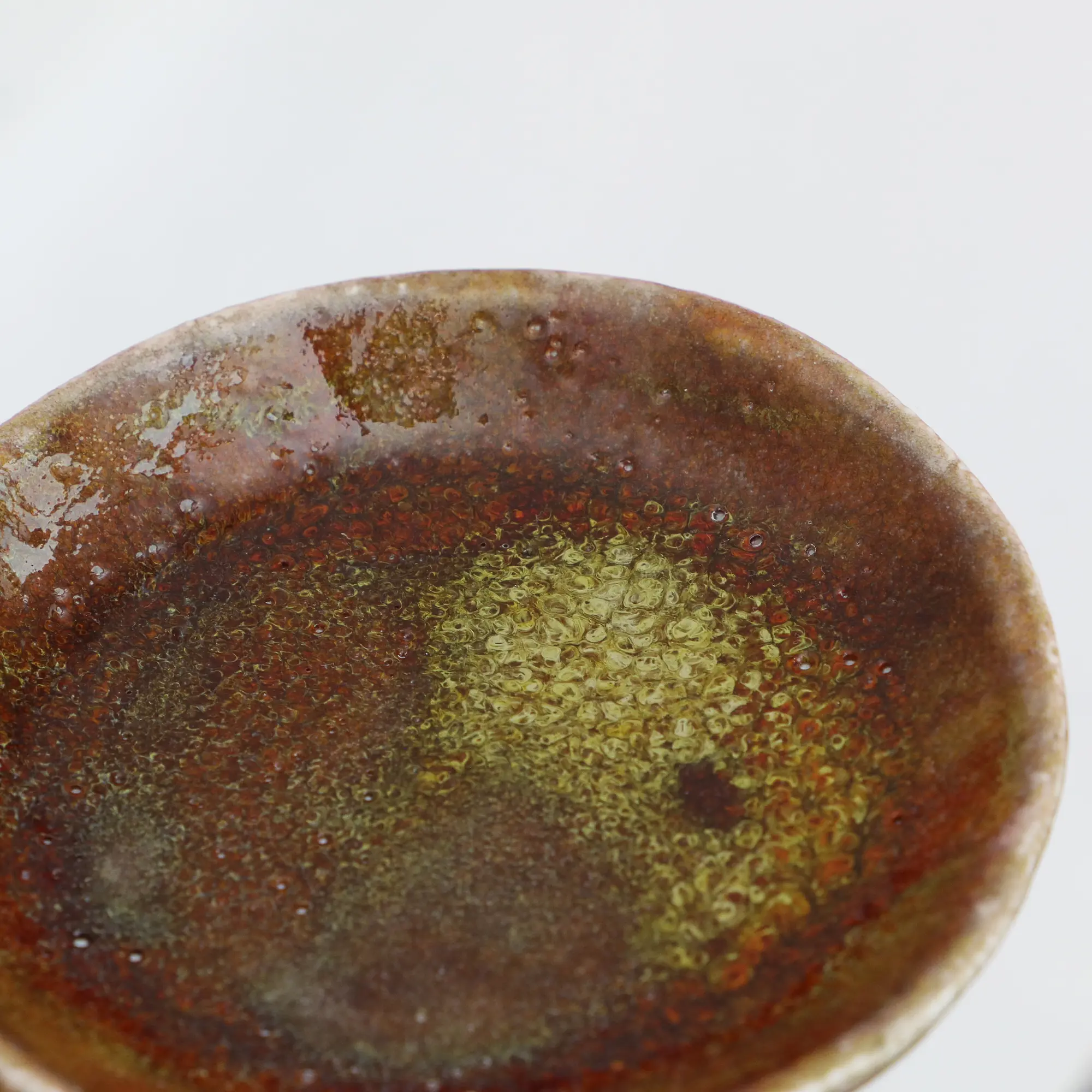 Nahaufnahme Kleine dunkelrote Schmuck Schale Deko Kunst Keramik Steinzeug neon grün rund