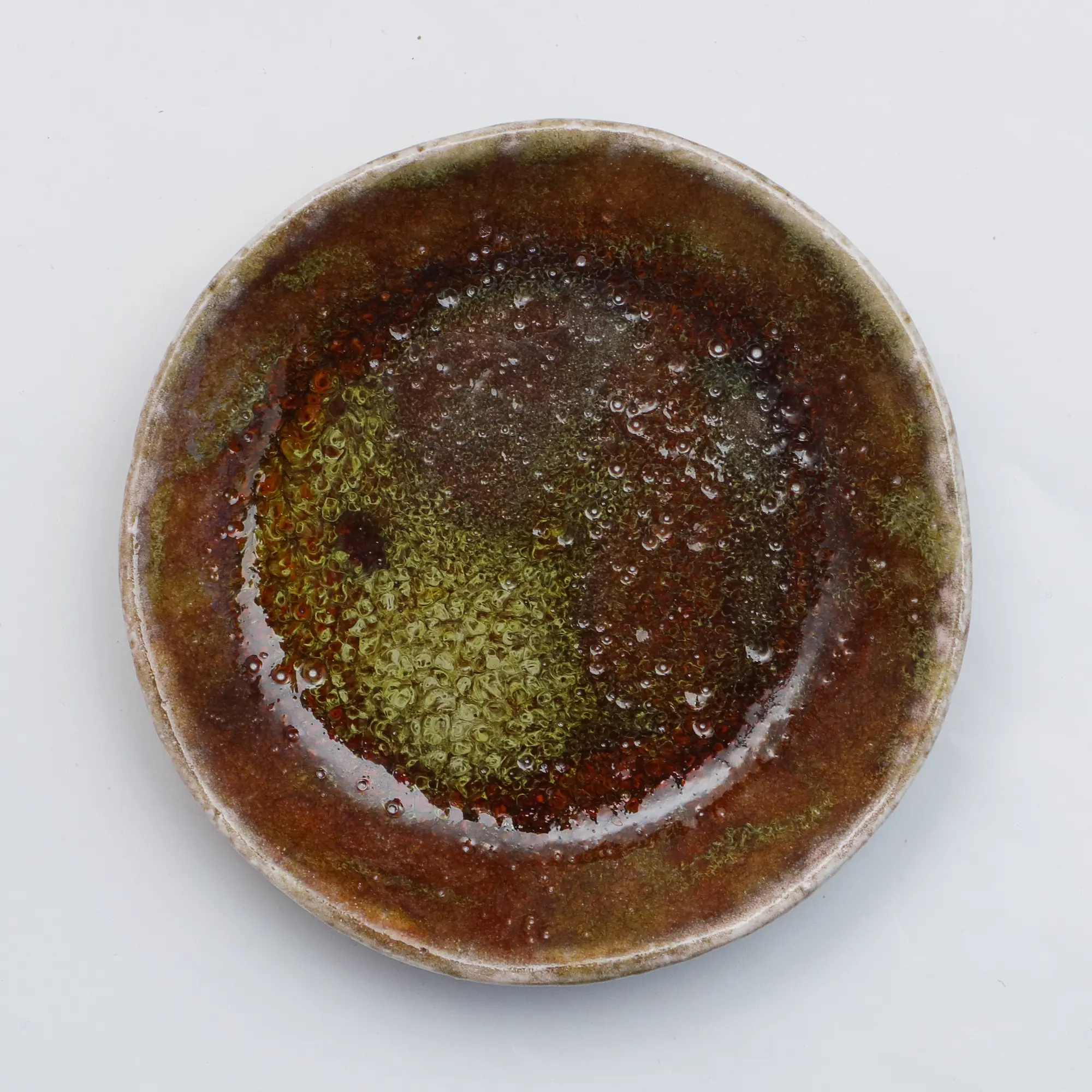 Nahaufnahme Kleine dunkelrote Schmuck Schale Deko Kunst Keramik Steinzeug neon grün rund