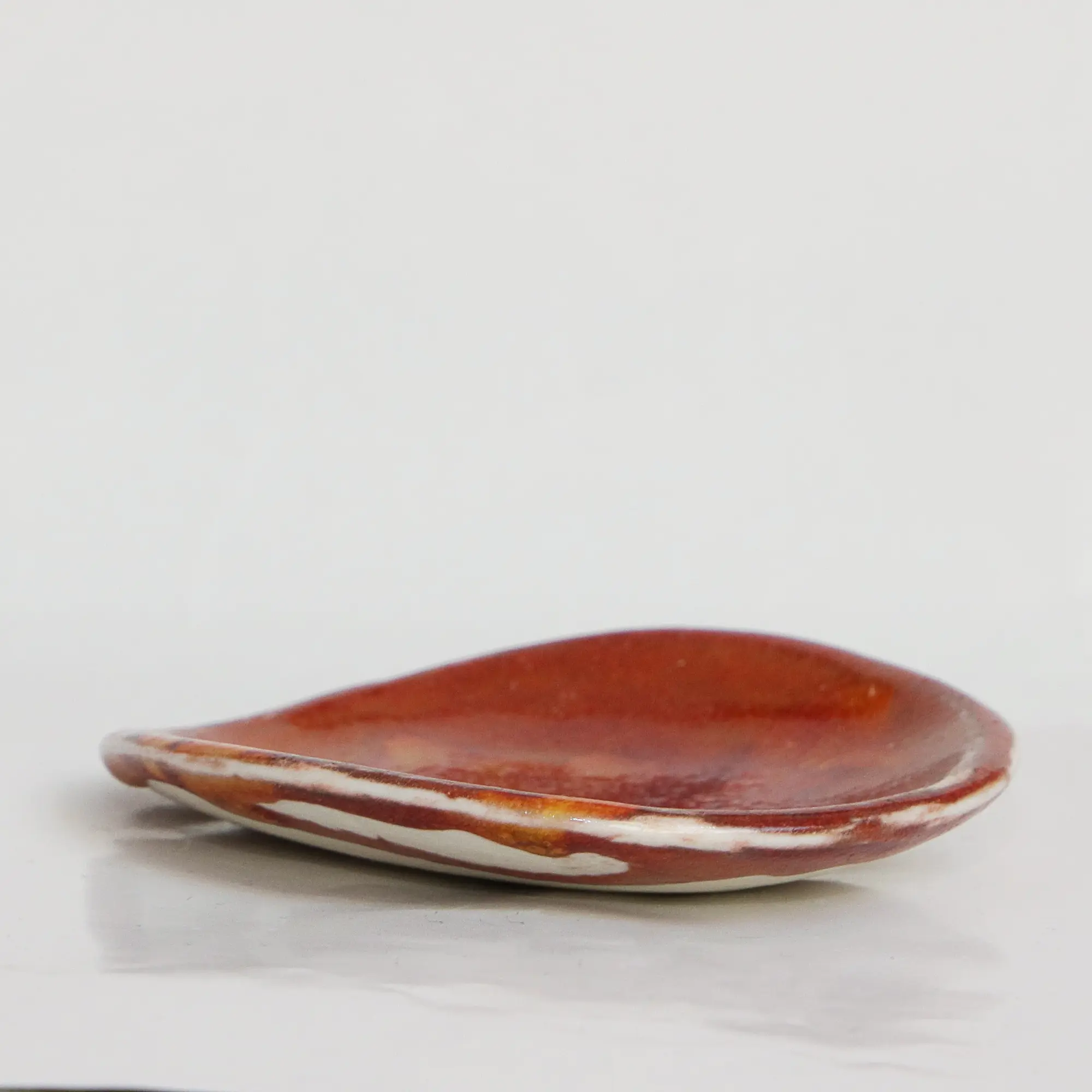 Nahaufnahme Kleine runde dunkelrote orange Schmuck Schale Deko Kunst Keramik Weichporzellan